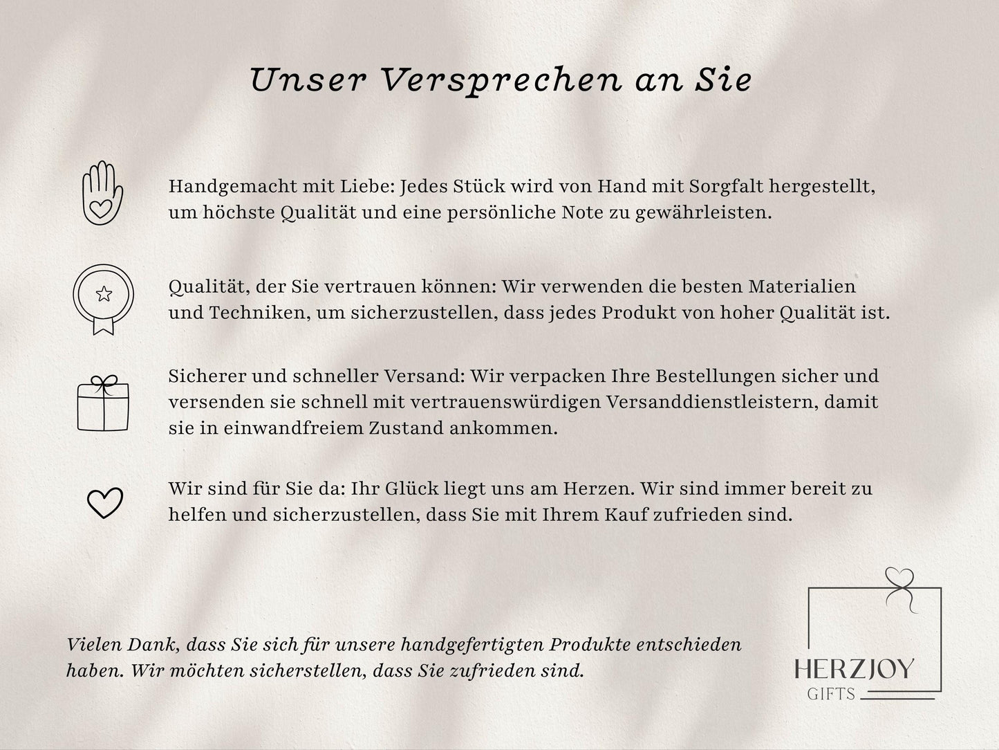 Nahaufnahme von Gravur auf Tasse und Tablett – zeigt präzise, individuelle Gestaltung. Gravuroptionen mit mehreren Schriftarten. Geschenkidee mit persönlicher Note – ideal für Nikolaus, Abschiedsgeschenk Kollegin, Freundschaftsüberraschung oder als Kleinigkeit für besondere Menschen. Kombination aus hochwertiger Keramik und warmem Holz. Steingut Tasse beige Personalisierbar
