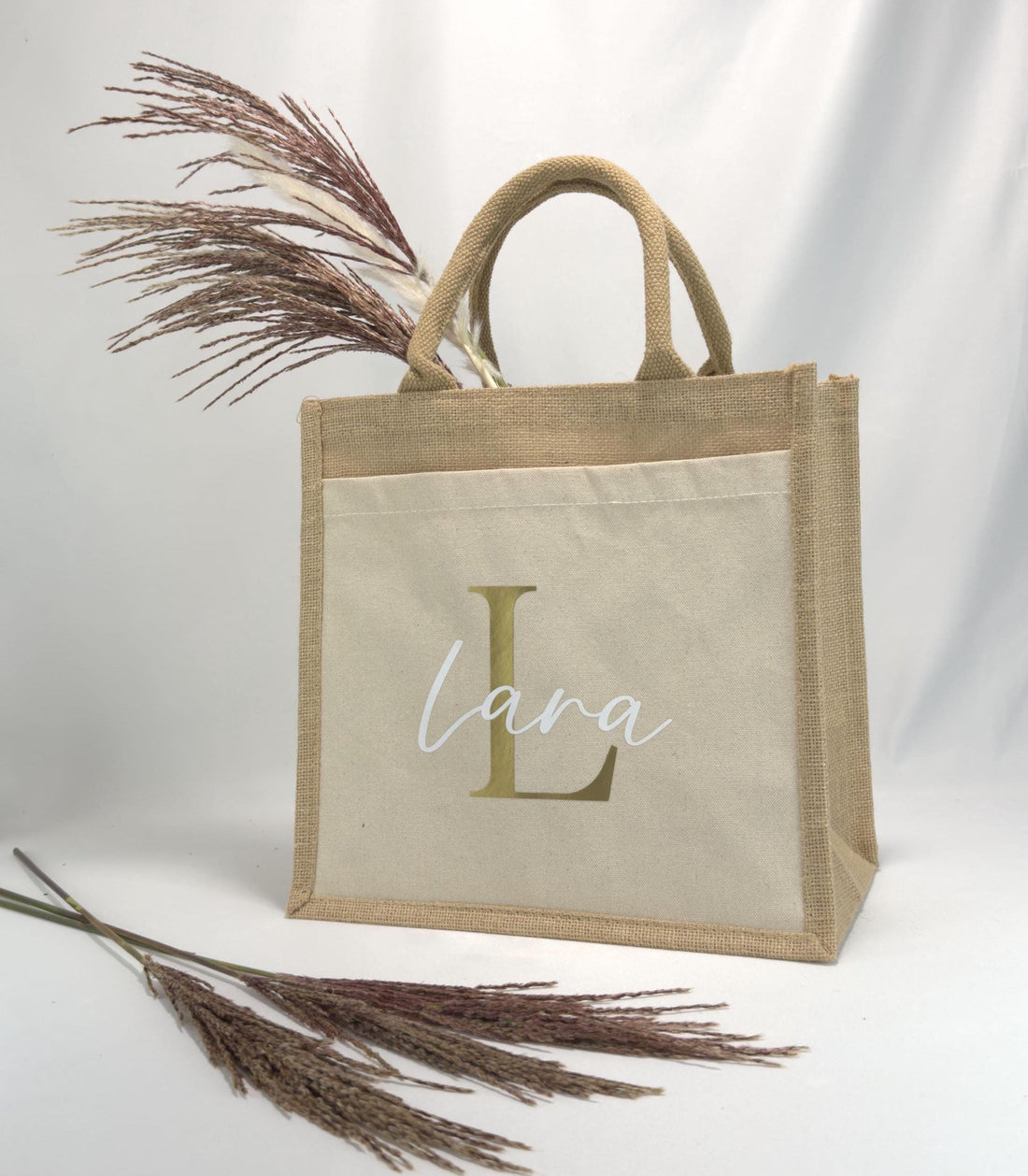 Personalisierte Jutetasche mit Namen, ideal als nachhaltiges Geschenk für Geburtstag oder Weihnachten. Mit praktischer Baumwolltasche für zusätzlichen Stauraum. Perfekt als Handtasche mit Name oder Geschenke für Frauen.