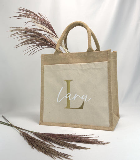 Personalisierte Jutetasche mit Namen, ideal als nachhaltiges Geschenk für Geburtstag oder Weihnachten. Mit praktischer Baumwolltasche für zusätzlichen Stauraum. Perfekt als Handtasche mit Name oder Geschenke für Frauen.