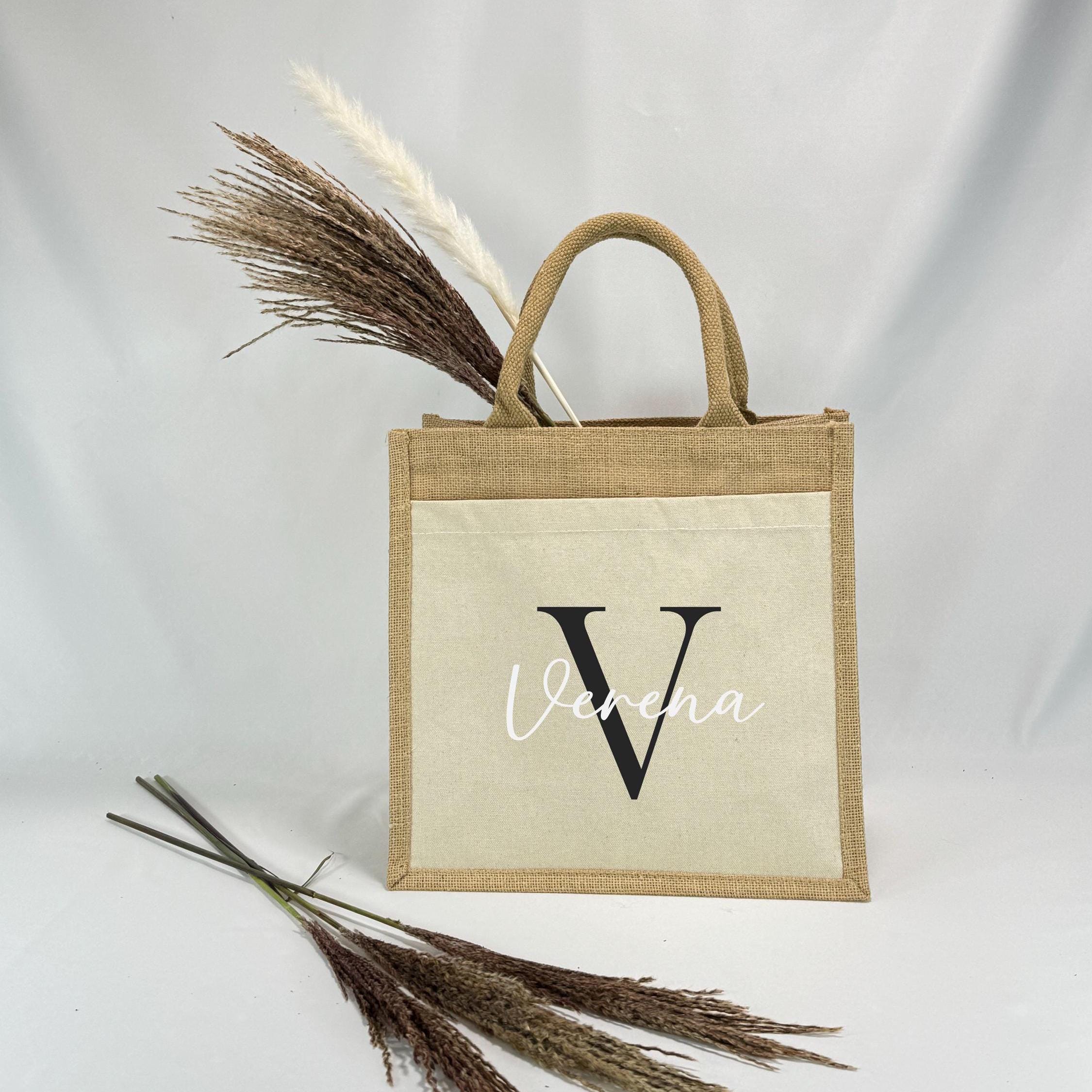 Beispiel der Personalisierung auf der Jutetasche: Initialen und Name werden in die Tasche eingearbeitet. Perfekt für Geschenke zu Geburtstag, Weihnachten, oder als besondere Geschenkidee für Freundschaft.