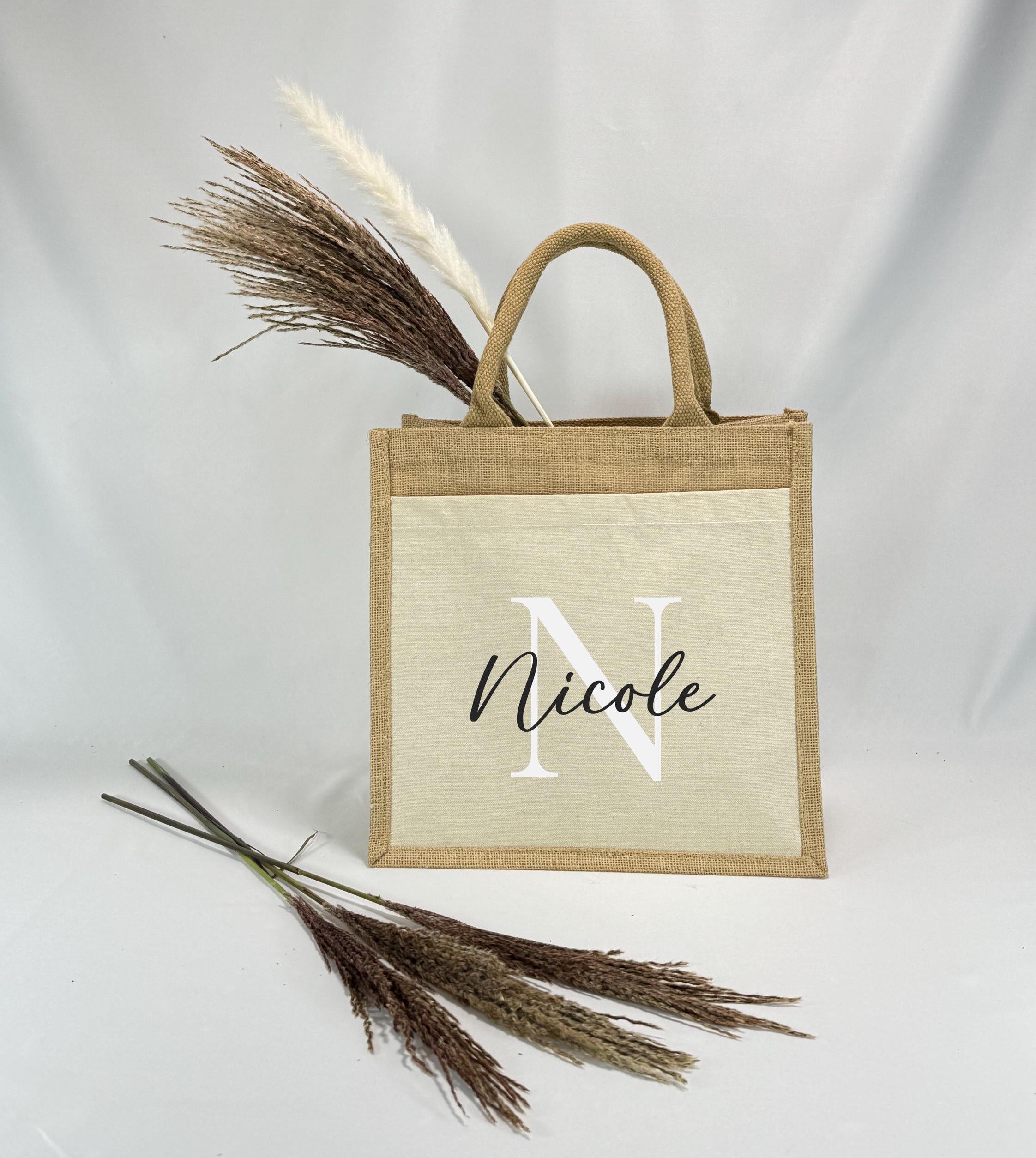 Nahaufnahme der praktischen Baumwolltasche im Inneren der personalisierten Jutetasche. Ideal für zusätzliche Organisation, macht diese Tasche zu einem ausgezeichneten Geschenk für Frauen oder als Handtasche mit Name.