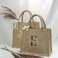 Detailaufnahme des hochwertigen Jutegewebes der personalisierten Tasche. Ideal für nachhaltige Geschenke oder als Jutebeutel mit Name, bietet ausreichend Platz für Ihre täglichen Bedürfnisse.