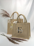 Detailaufnahme des hochwertigen Jutegewebes der personalisierten Tasche. Ideal für nachhaltige Geschenke oder als Jutebeutel mit Name, bietet ausreichend Platz für Ihre täglichen Bedürfnisse.