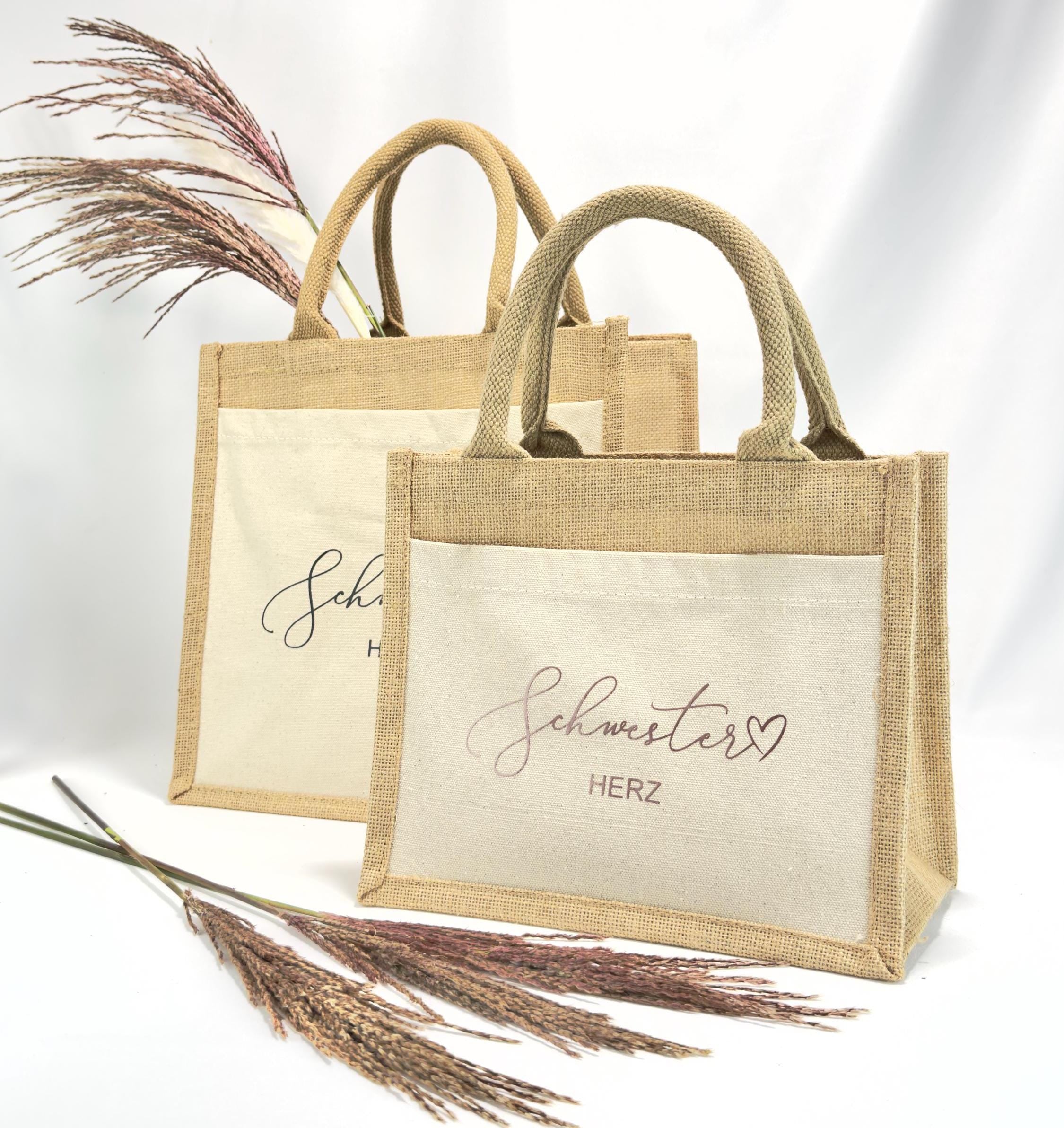 Unsere Schwester Jutetasche mit dem Schriftzug „Schwesterherz“ eignet sich ideal als Geburtstags- oder Weihnachtsgeschenk. Die Tasche bietet Platz für alles Wichtige und ist in drei Größen erhältlich – perfekt als persönliches Geschenk für Schwester.