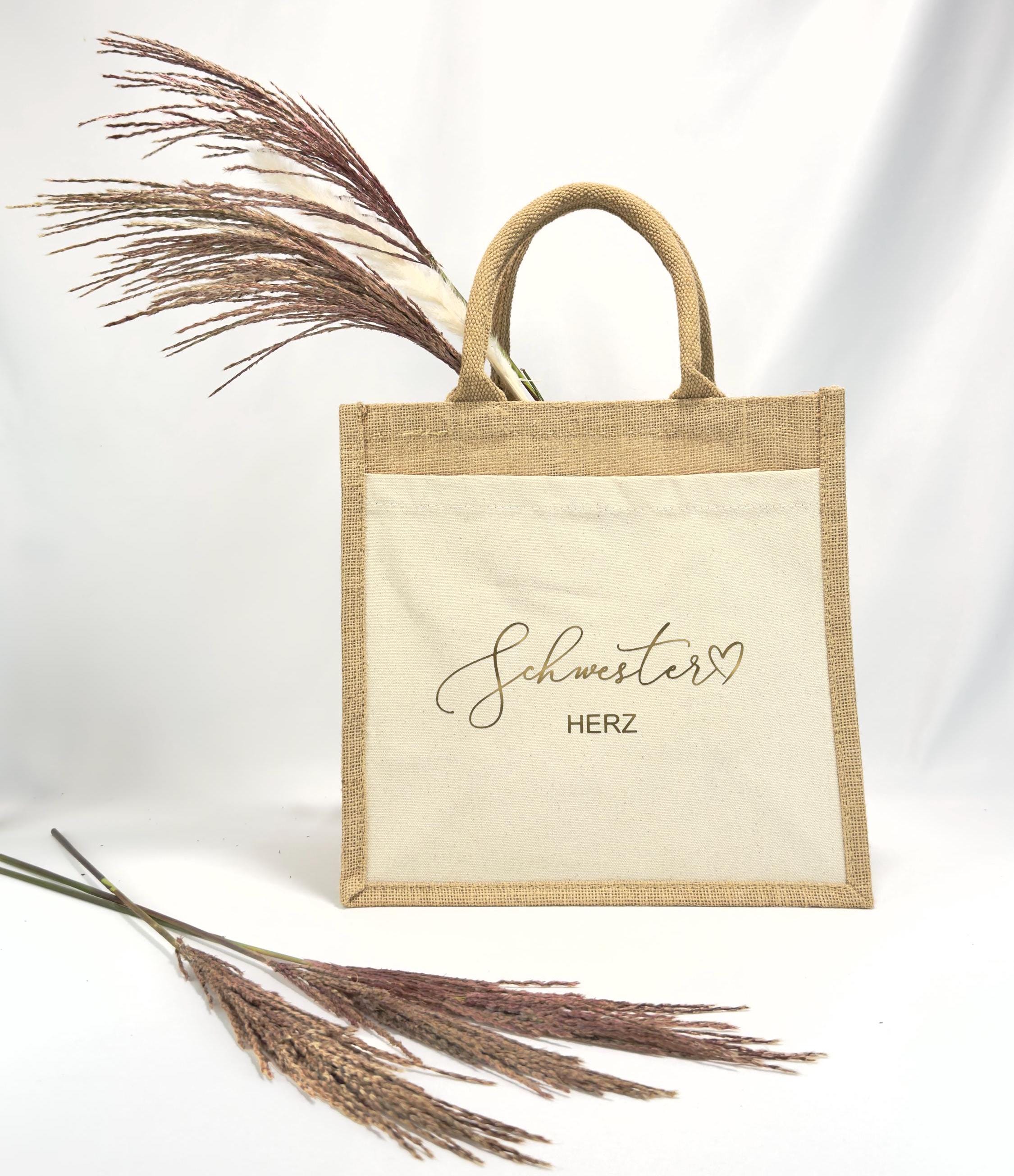 Die „Schwesterherz“-Jutetasche ist das perfekte Freundschaftsgeschenk für deine Schwester. Erhältlich in verschiedenen Größen, diese nachhaltige Tasche ist ideal für Ausflüge, Reisen und den täglichen Gebrauch – ein schönes Geschenk jede Gelegenheit