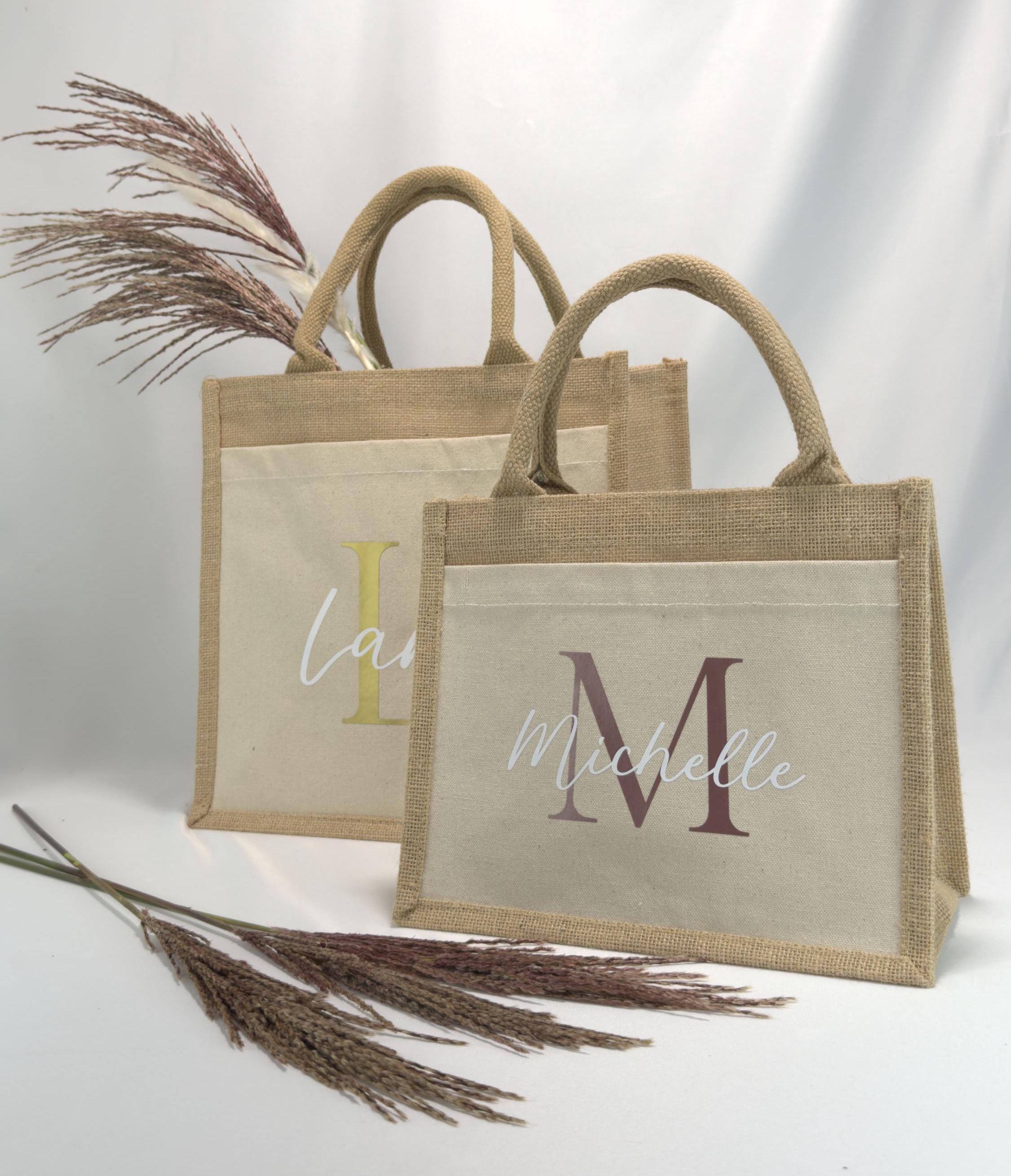 Detailaufnahme des hochwertigen Jutegewebes der personalisierten Tasche, ausgestattet mit einer praktischen Baumwolltasche für zusätzlichen Stauraum. Ideal für nachhaltige Geschenke oder als Jutebeutel mit Name.