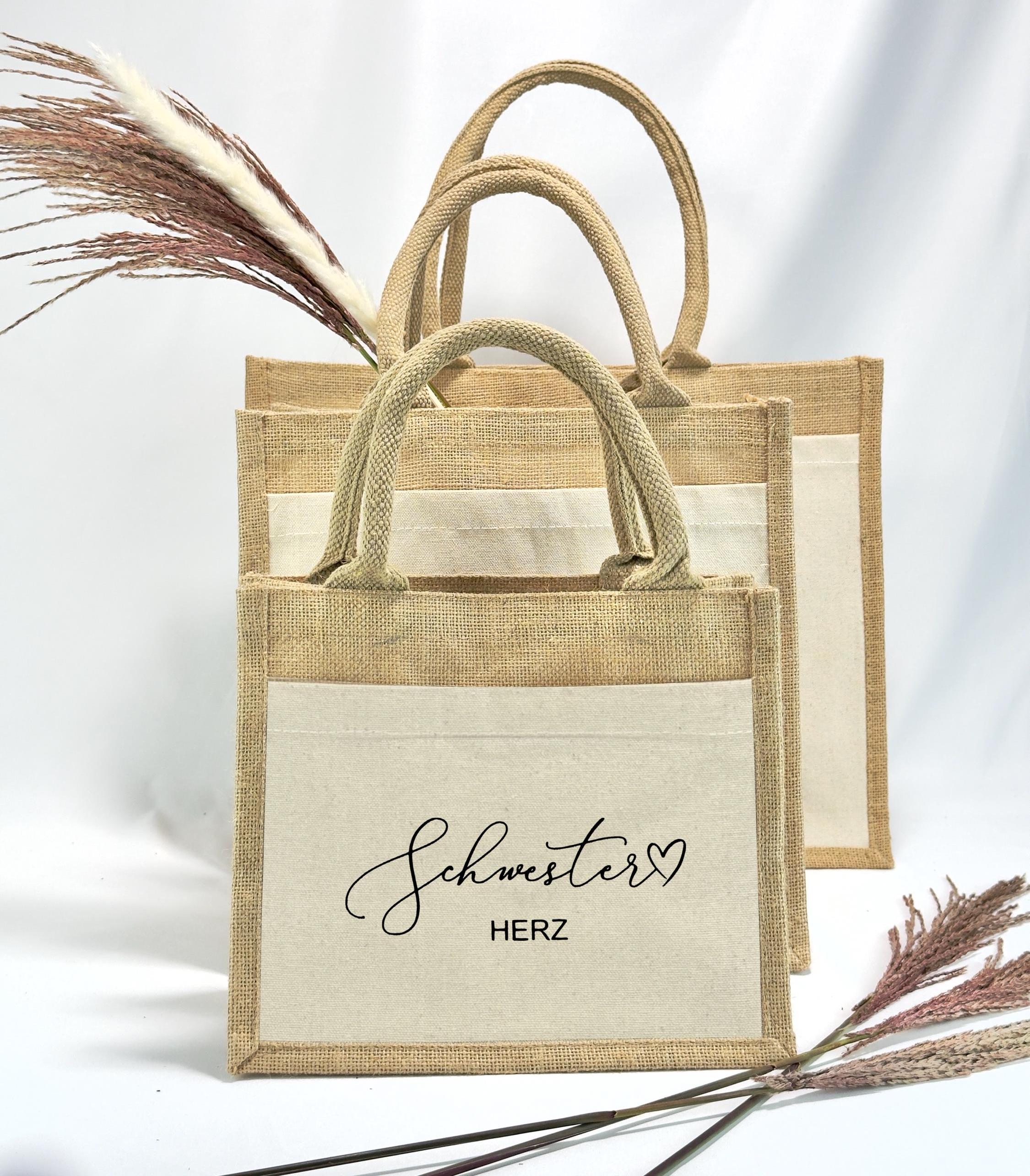 Schicke Jutetasche mit „Schwesterherz“-Schriftzug, ideal für deine Schwester. Diese Tasche ist in drei Größen erhältlich und bietet ausreichend Platz für Einkäufe oder Reisen – ein perfektes Geschenk für Freundschaft oder als Weihnachtsgeschenk.