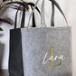 Edle Filztasche mit Name und Initiale personalisiert – eine praktische und schicke Einkaufstasche für den Alltag. Perfekte Mama Geschenkidee oder Geburtstags Geschenk für Frauen, Freundinnen, Schwestern oder Mütter. Geschenke für Frauen.