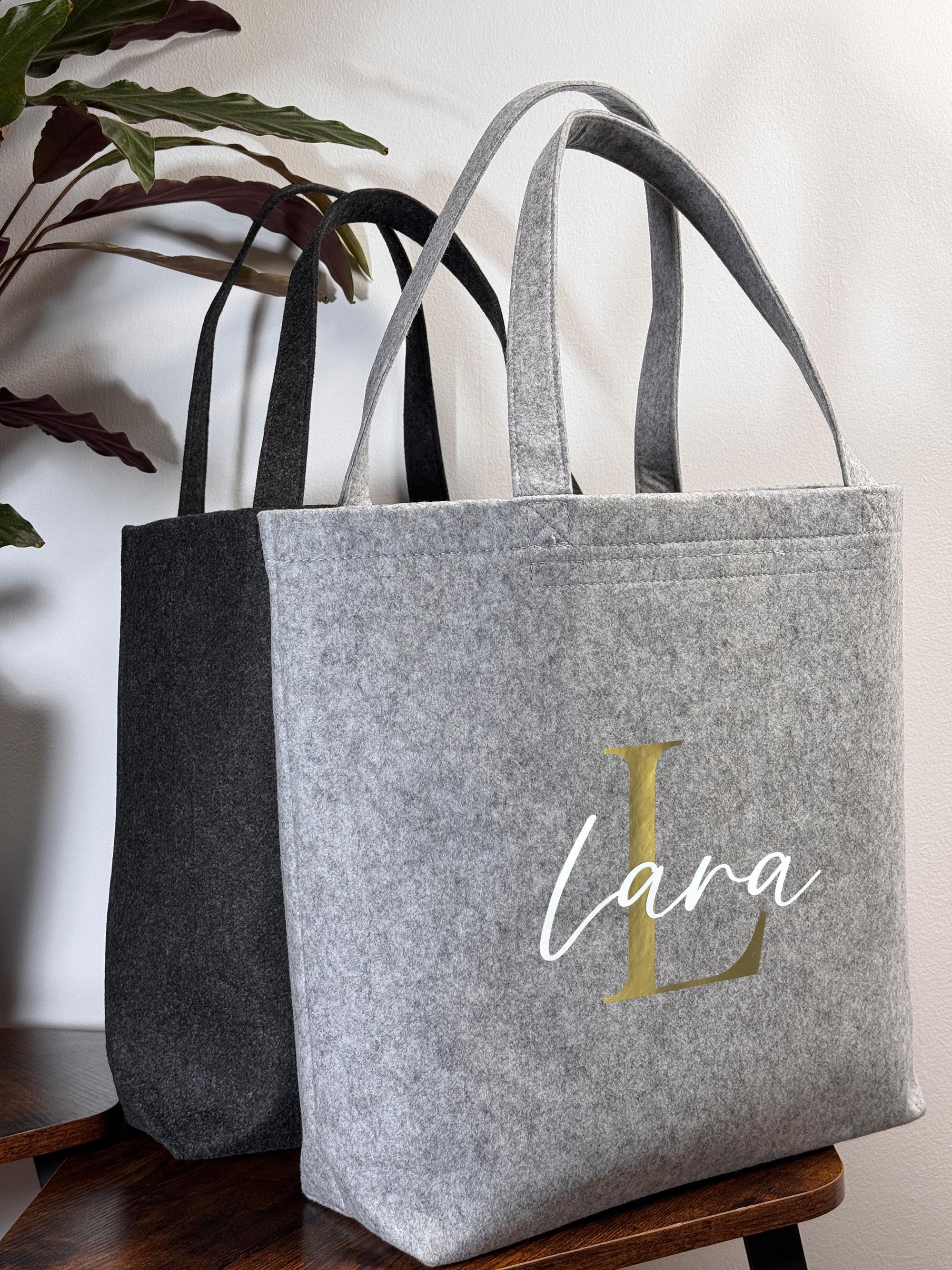 Edle Filztasche mit Name und Initiale personalisiert – eine praktische und schicke Einkaufstasche für den Alltag. Perfekte Mama Geschenkidee oder Geburtstags Geschenk für Frauen, Freundinnen, Schwestern oder Mütter. Geschenke für Frauen.