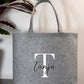 Individuell bestickte Filztasche mit Initiale und Name – stilvolles Geschenk für Frauen als Freundschaftsgeschenk oder Mama Geschenkidee. Perfekt für Schwester oder Freundin zum Geburtstag, Ostern oder Muttertag. Praktische Reisetasche.