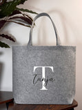 Individuell bestickte Filztasche mit Initiale und Name – stilvolles Geschenk für Frauen als Freundschaftsgeschenk oder Mama Geschenkidee. Perfekt für Schwester oder Freundin zum Geburtstag, Ostern oder Muttertag. Praktische Reisetasche.