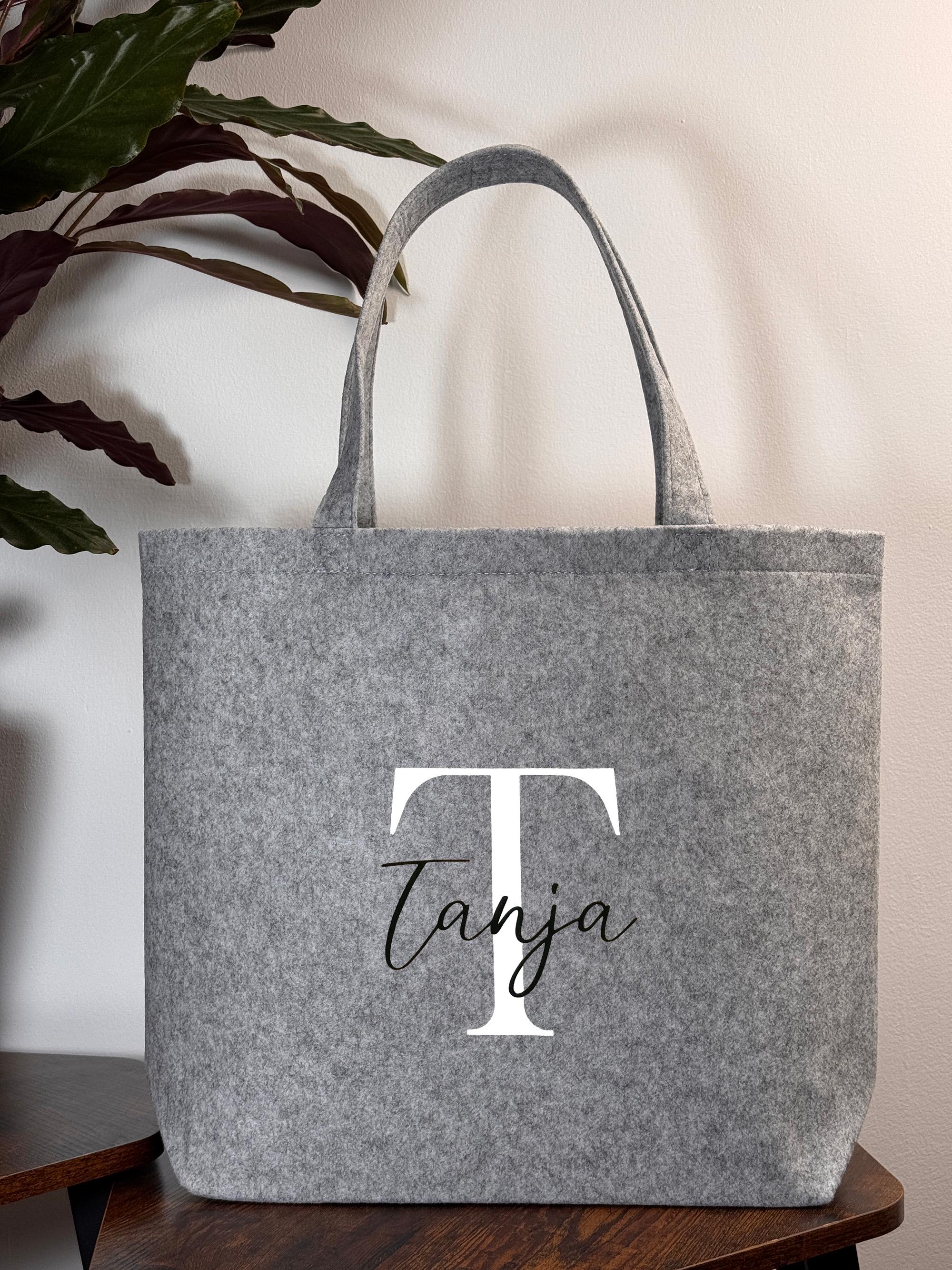 Individuell bestickte Filztasche mit Initiale und Name – stilvolles Geschenk für Frauen als Freundschaftsgeschenk oder Mama Geschenkidee. Perfekt für Schwester oder Freundin zum Geburtstag, Ostern oder Muttertag. Praktische Reisetasche.