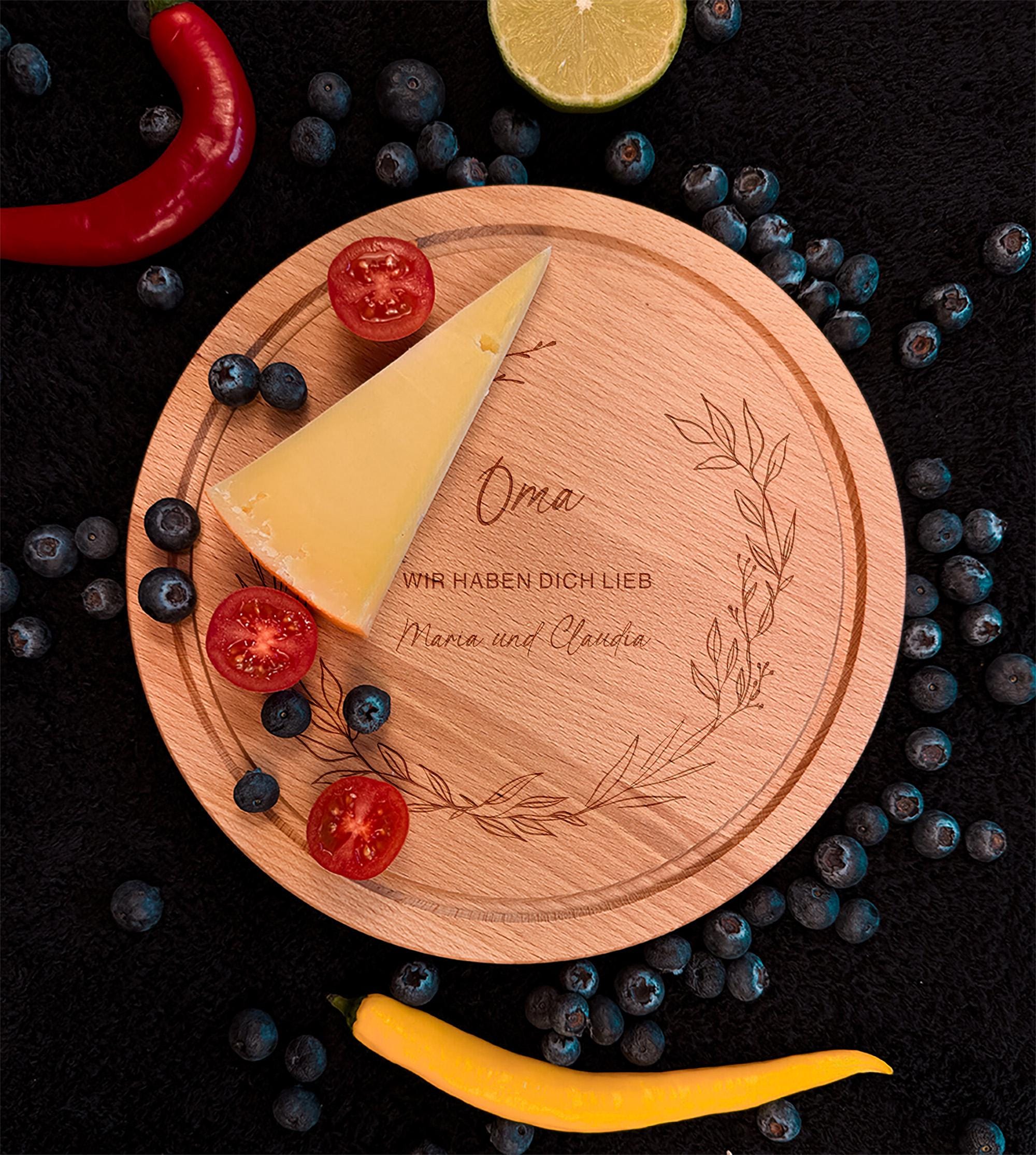 Personalisiertes Servierbrett aus Holz für Oma, individuell gravierbar mit Namen oder kurzem Spruch, rundes Frühstücksbrettchen, perfekte Geschenkidee für Geburtstage, Muttertag oder als Dankeschön, ideal zum Servieren von Obst, Käse, Brot oder kleinen Leckereien, liebevoll gestaltetes Geschenk für Großeltern, praktisch und stilvoll zugleich.