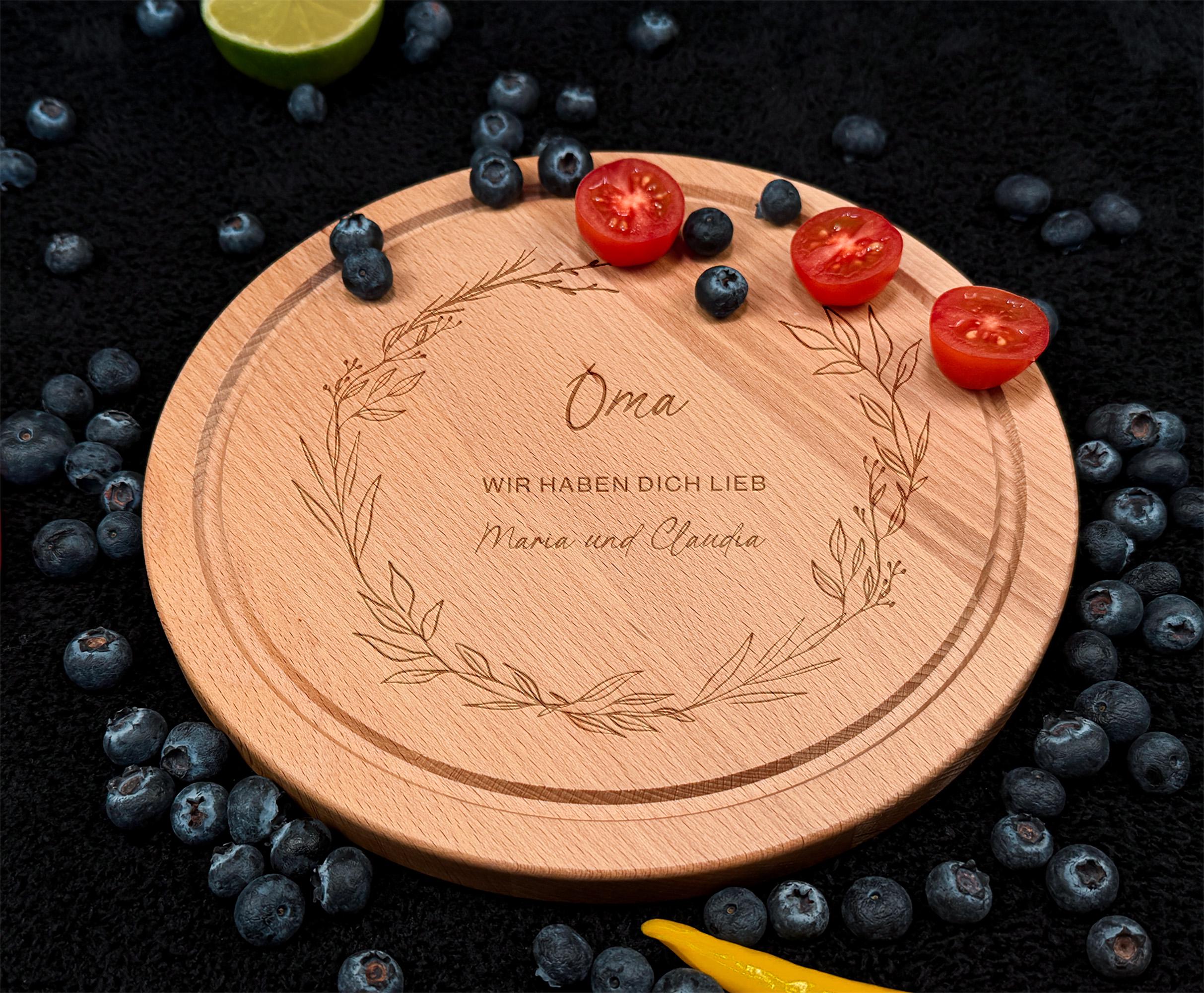 Frühstücksbrett personalisiert für Oma aus robustem Holz, rundes Servierbrett mit individueller Gravur, gravierbar mit Namen oder liebevollem Spruch, ideal als Geburtstagsgeschenk, Muttertagsgeschenk oder kleine Aufmerksamkeit, dekorativ und praktisch für Küche und Frühstück, Brotzeit, Obst oder Snacks, persönliche und einzigartige Geschenkidee für Großeltern, stilvoll und hochwertig verarbeitet.