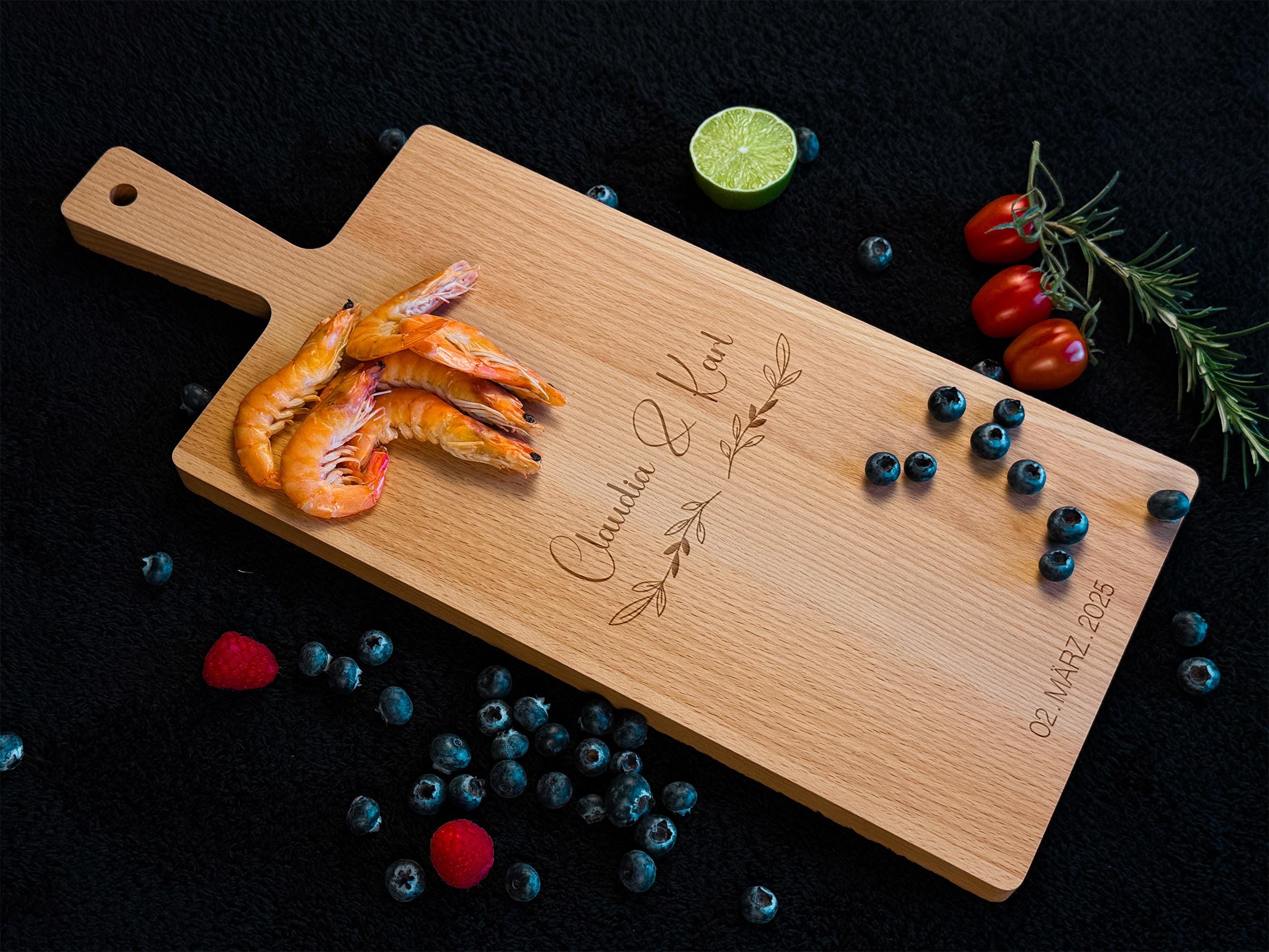 Stilvolles Schneidebrett mit Griff aus Buchenholz, geölt und robust, ideal für den täglichen Gebrauch in der Küche, für Brot, Obst oder als edles Servierbrett, personalisierbar und pflegeleicht.