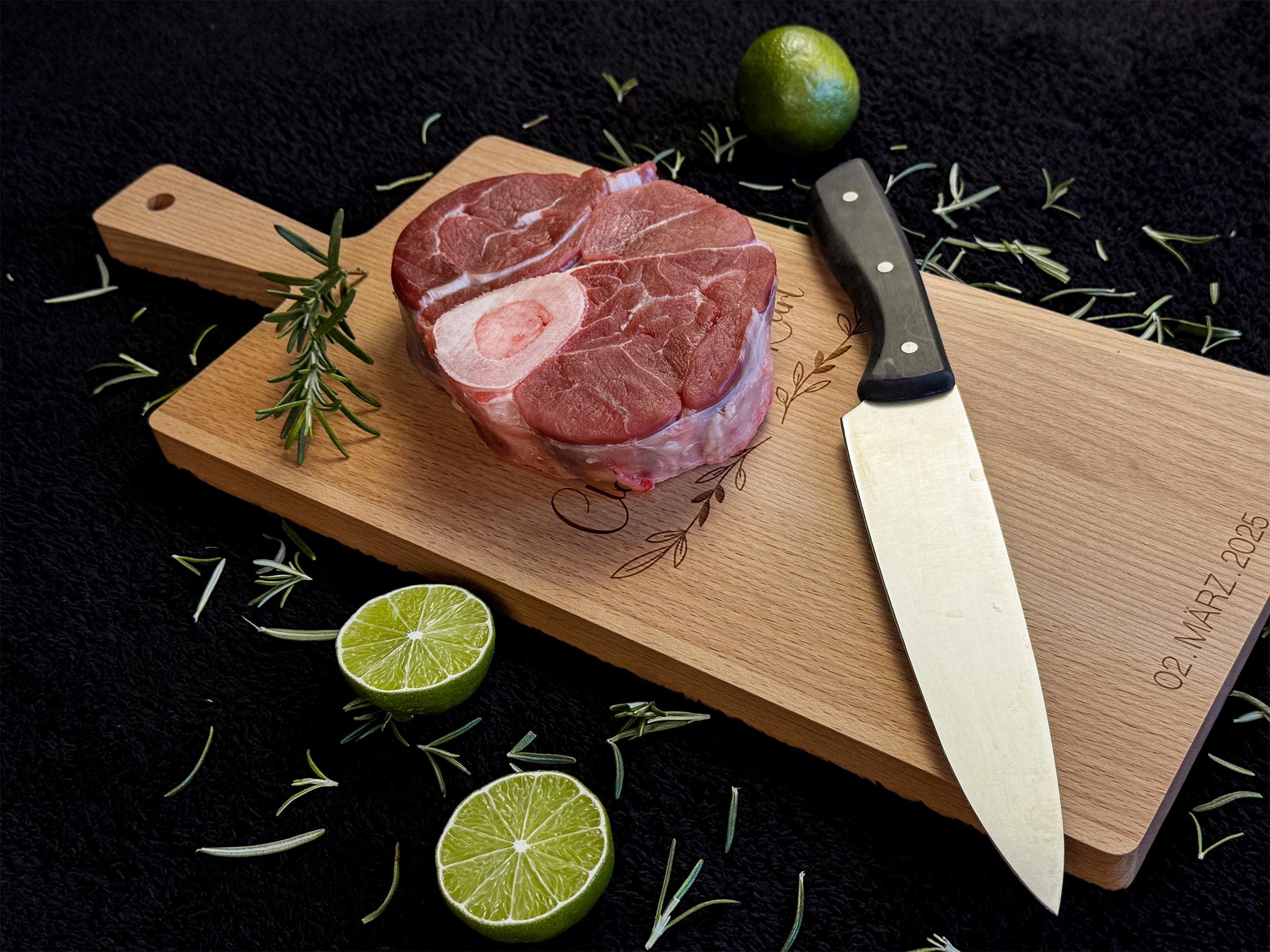 Servier- und Schneidebrett aus Buche, mit Griff für einfache Handhabung, geölt, stabil, ideal als Geschenk für Freunde, Familie oder als Küchendekoration, langlebig, hochwertig verarbeitet und vielseitig einsetzbar.