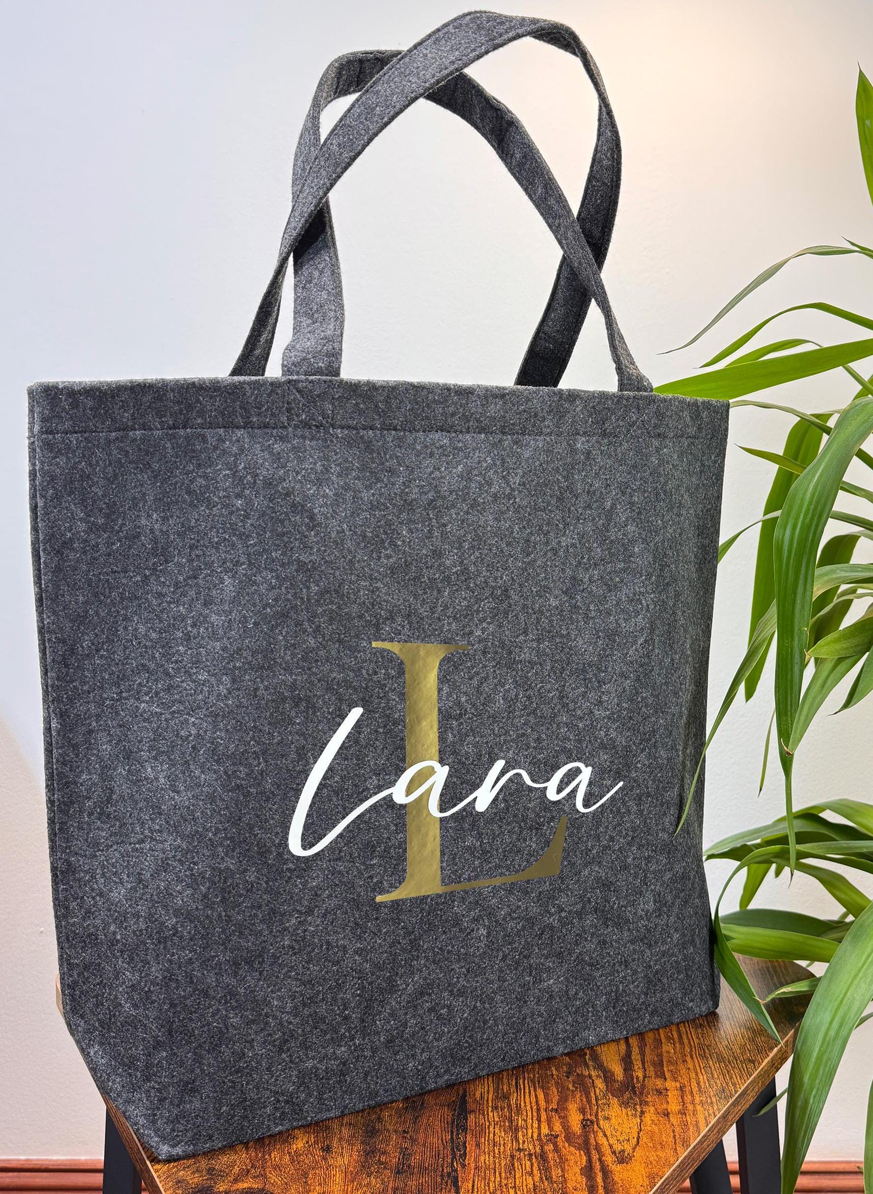 Hochwertige personalisierte Filztasche mit Name und Initiale – eine Geschenkidee für Mama, Oma, Schwester oder Freundin. Perfekt als Reisetasche oder Einkaufstasche für den Alltag. Ideal als Geburtstags Geschenk oder für Ostern.