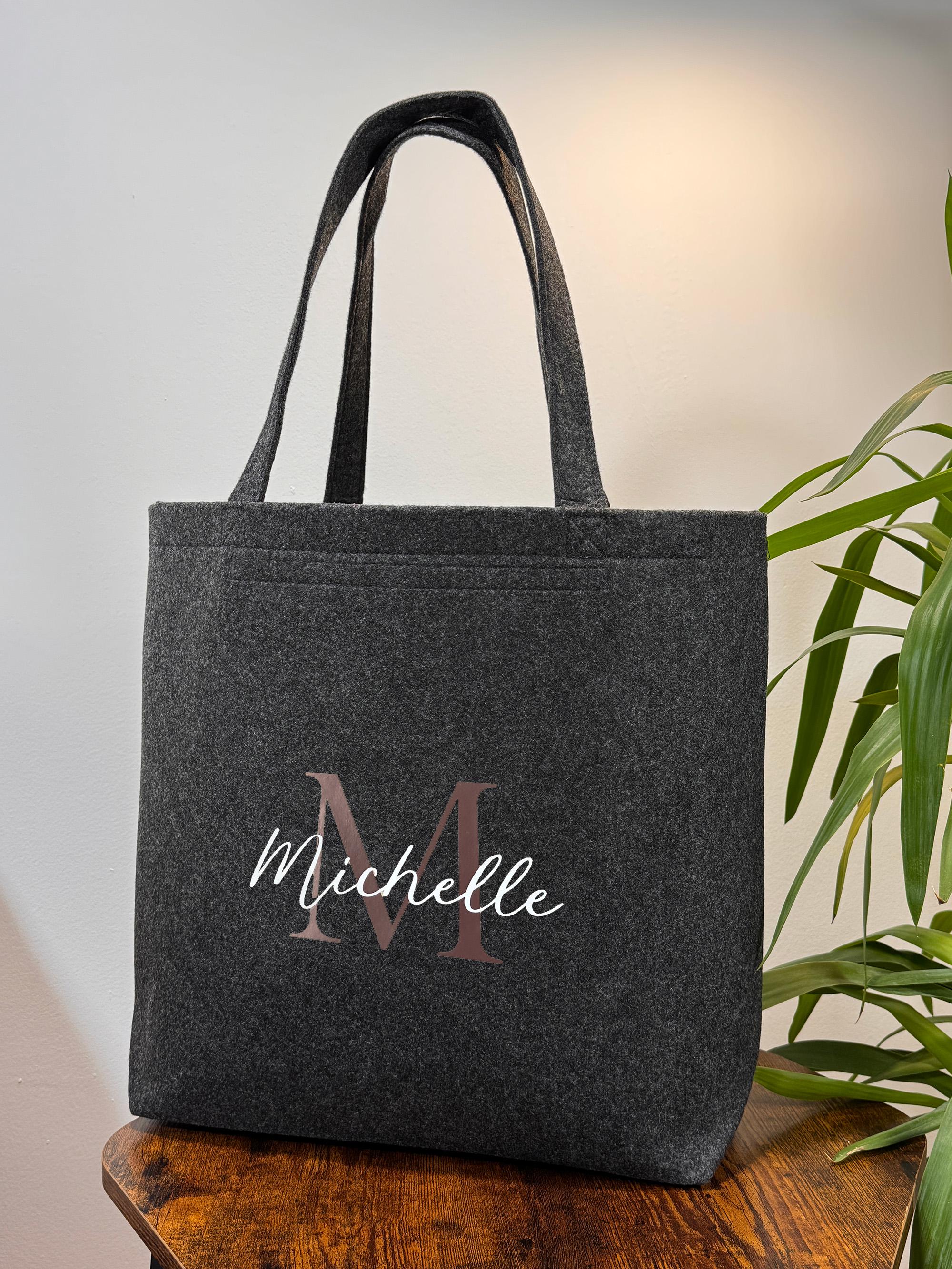Schicke Filztasche mit Name personalisiert – ein tolles Geburtstags Geschenk für Mama, Schwester, Freundin oder Oma. Diese Einkaufstasche ist perfekt für den Alltag und ein stilvolles Geschenk für Frauen zu Ostern oder Muttertag.
