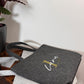 Filztasche mit Initiale und Name personalisiert – eine besondere Geschenkidee für Frauen, Freundinnen oder Schwestern. Ideal als Einkaufstasche oder Reisetasche für den Alltag. Schönes Geburtstags Geschenk oder Ostern Geschenk für Mütter.
