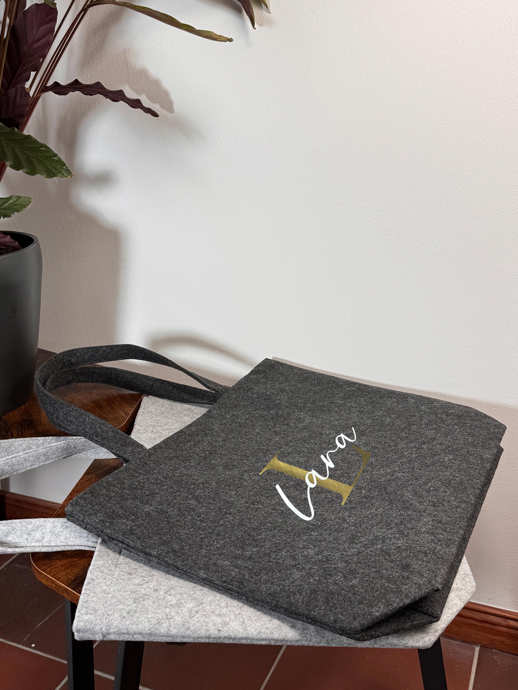 Filztasche mit Initiale und Name personalisiert – eine besondere Geschenkidee für Frauen, Freundinnen oder Schwestern. Ideal als Einkaufstasche oder Reisetasche für den Alltag. Schönes Geburtstags Geschenk oder Ostern Geschenk für Mütter.