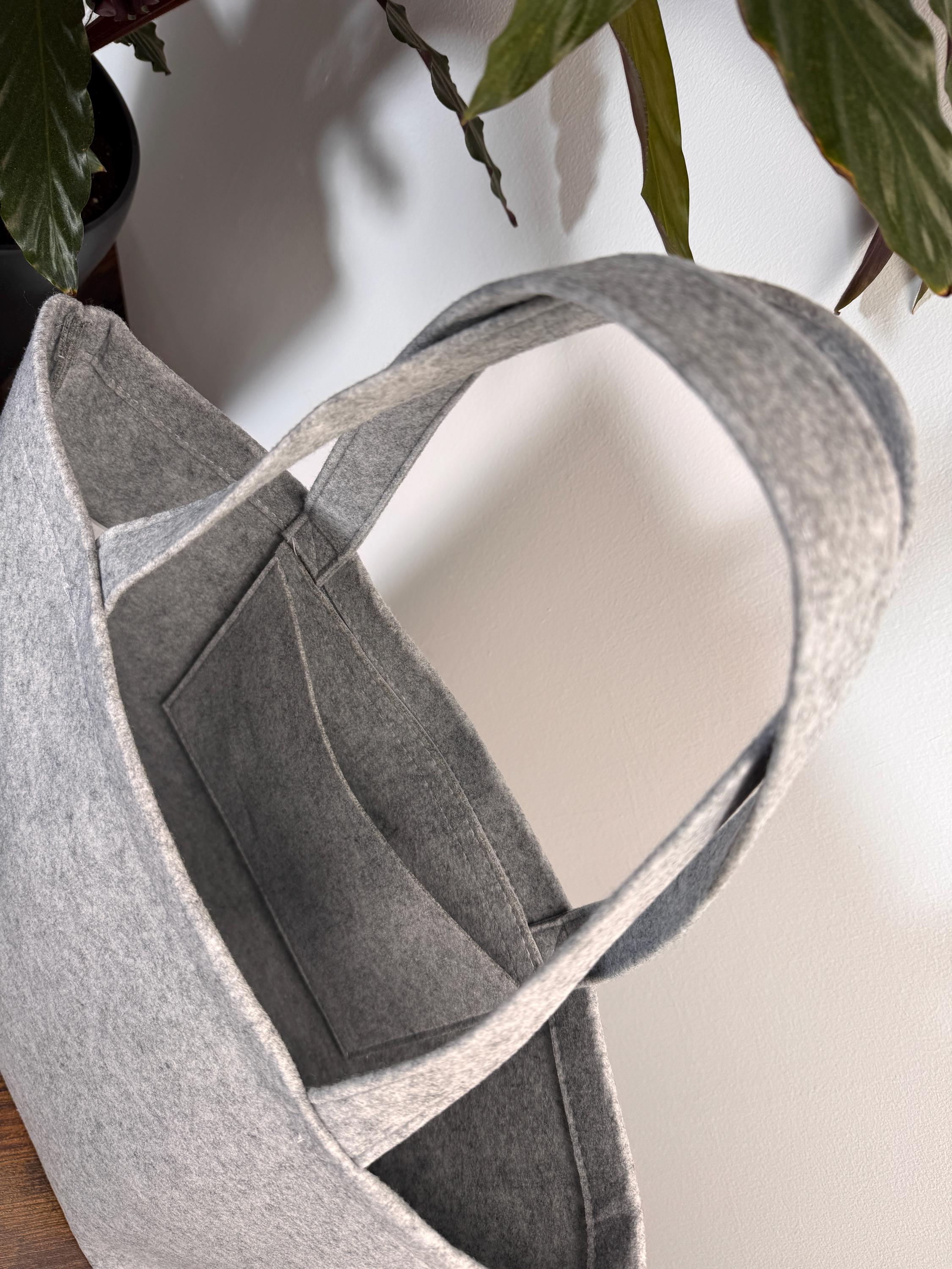Personalisierte Filztasche mit Namen und Initiale – ein einzigartiges Freundschaftsgeschenk für besondere Menschen. Ideal als Reisetasche oder Geschenkidee zu Geburtstag, Ostern oder Muttertag. Stilvolle Tasche mit Name für Frauen und Mütter.