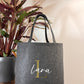Personalisierte Filztasche mit Initiale und Namen – eine stilvolle Einkaufstasche und Reisetasche. Perfekt als Geschenkidee für Mama, Oma, Schwester oder Freundin zum Geburtstag, Ostern oder als Freundschaftsgeschenk. Geschenke für Frauen mit individueller Note.