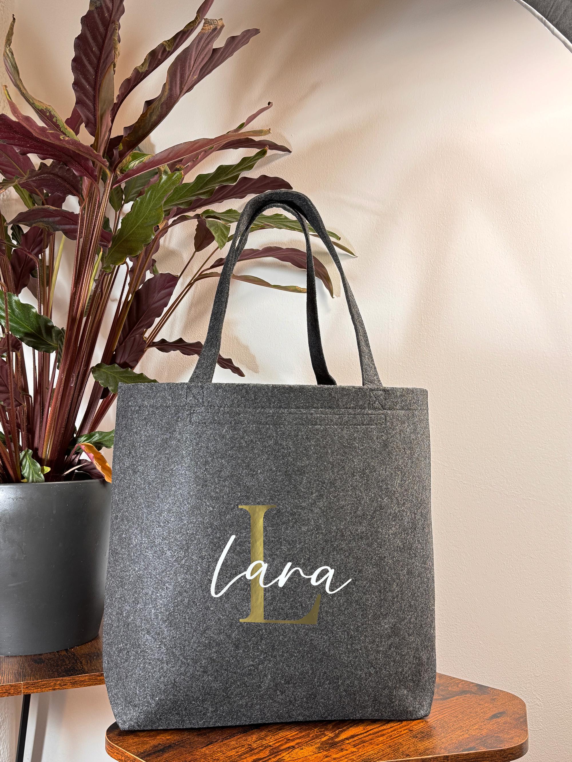 Personalisierte Filztasche mit Initiale und Namen – eine stilvolle Einkaufstasche und Reisetasche. Perfekt als Geschenkidee für Mama, Oma, Schwester oder Freundin zum Geburtstag, Ostern oder als Freundschaftsgeschenk. Geschenke für Frauen mit individueller Note.