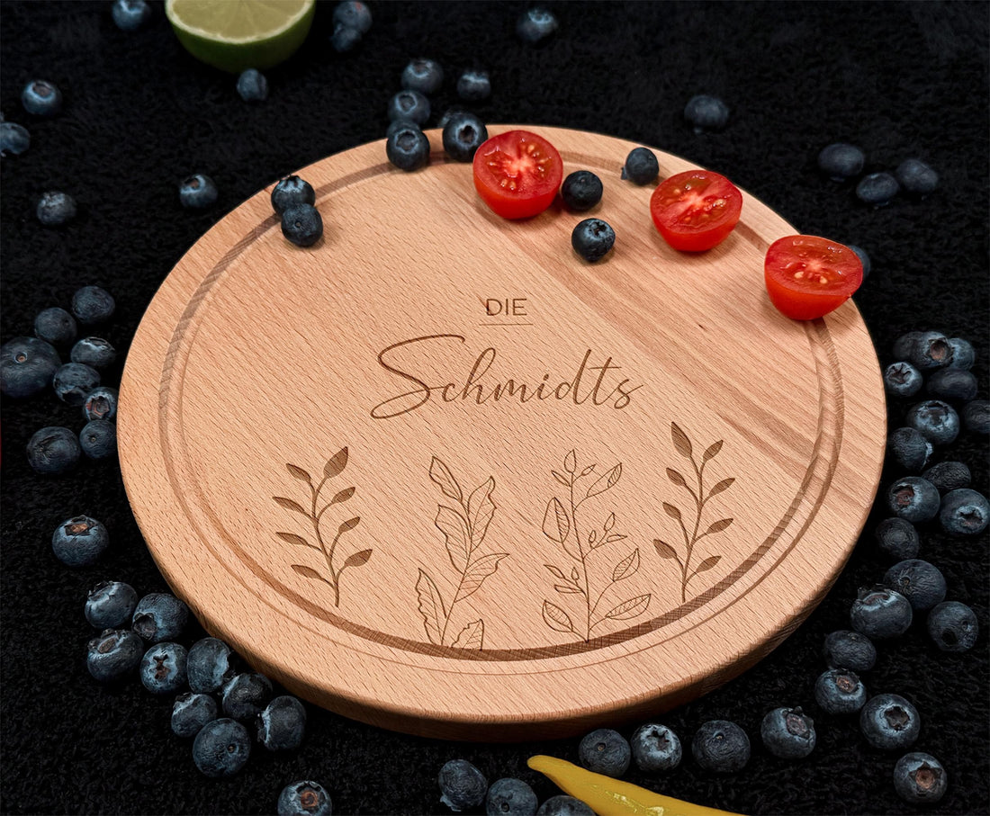 Personalisiertes Schneidebrett aus Holz mit individueller Gravur und Familienname, ideales Einweihungsgeschenk zum Hauskauf oder Einzug, dekoratives und praktisches Brotzeitbrett für Küche und Zuhause, hochwertige Holzmaserung macht jedes Stück einzigartig, perfekt als Housewarming Geschenk für Paare oder Familie, liebevolle Küchendeko mit persönlicher Note, geeignet zum Servieren von Snacks, Frühstück oder als stilvolle Präsentation.