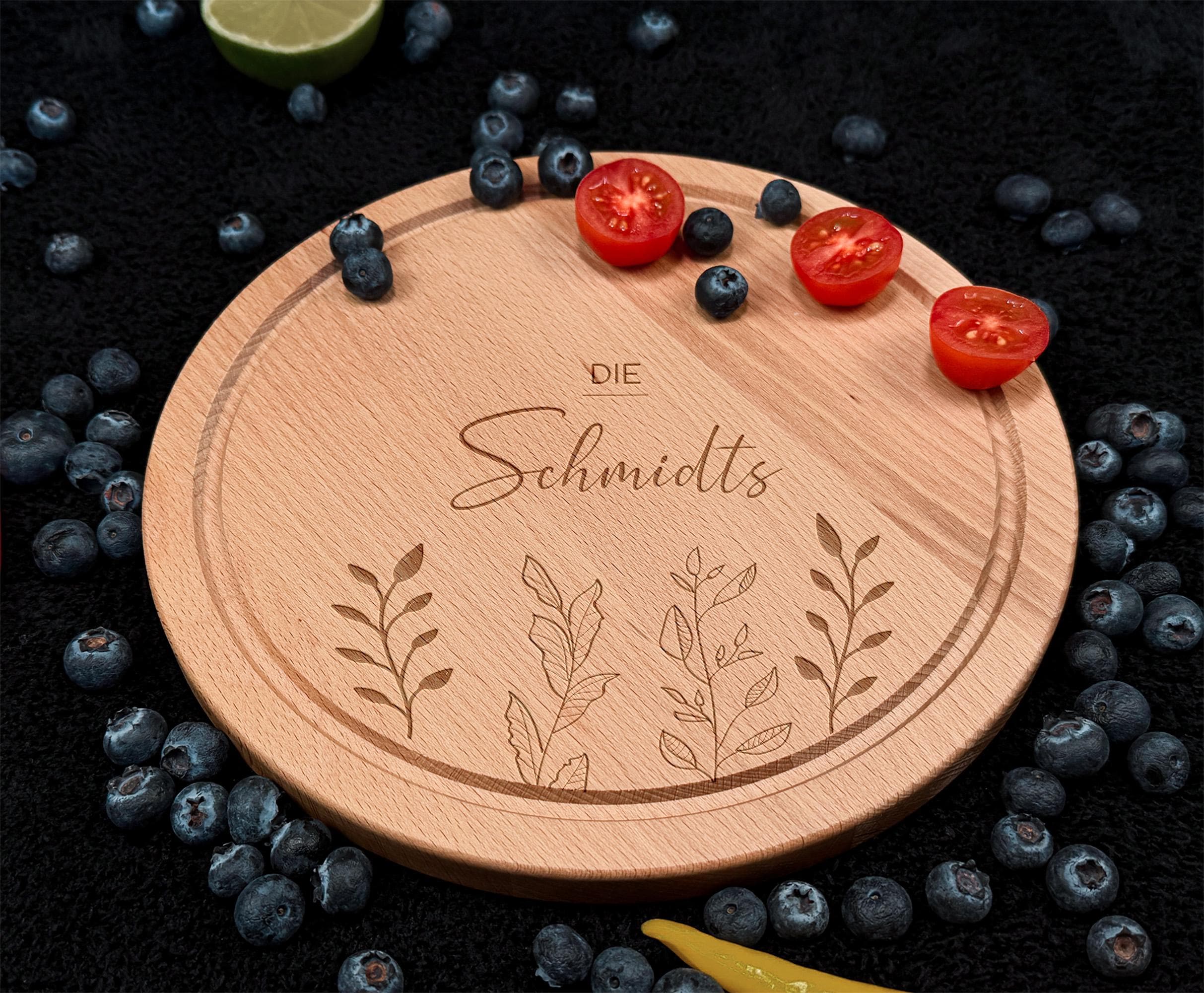 Personalisiertes Schneidebrett aus Holz mit individueller Gravur und Familienname, ideales Einweihungsgeschenk zum Hauskauf oder Einzug, dekoratives und praktisches Brotzeitbrett für Küche und Zuhause, hochwertige Holzmaserung macht jedes Stück einzigartig, perfekt als Housewarming Geschenk für Paare oder Familie, liebevolle Küchendeko mit persönlicher Note, geeignet zum Servieren von Snacks, Frühstück oder als stilvolle Präsentation.