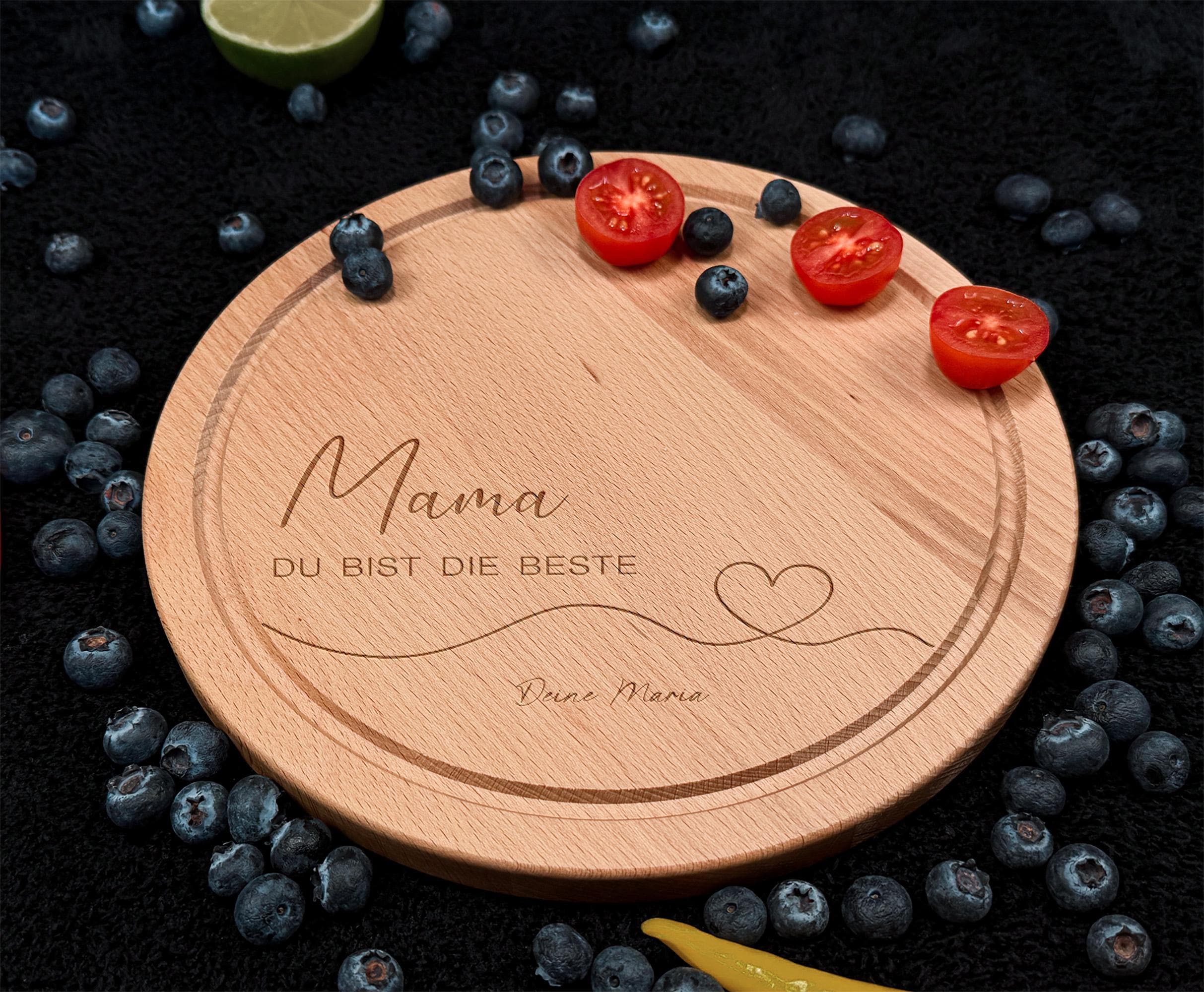 Dieses liebevoll gestaltete Frühstücksbrettchen aus Holz ist personalisierbar und eignet sich hervorragend als Geburtstagsgeschenk für Mama, Muttertagsgeschenk oder kleine Aufmerksamkeit, graviert mit Namen oder individuellem Spruch, rundes Design, ideal zum Servieren von Brotzeit, Käse, Obst oder süßen Leckereien, praktische und dekorative Geschenkidee.