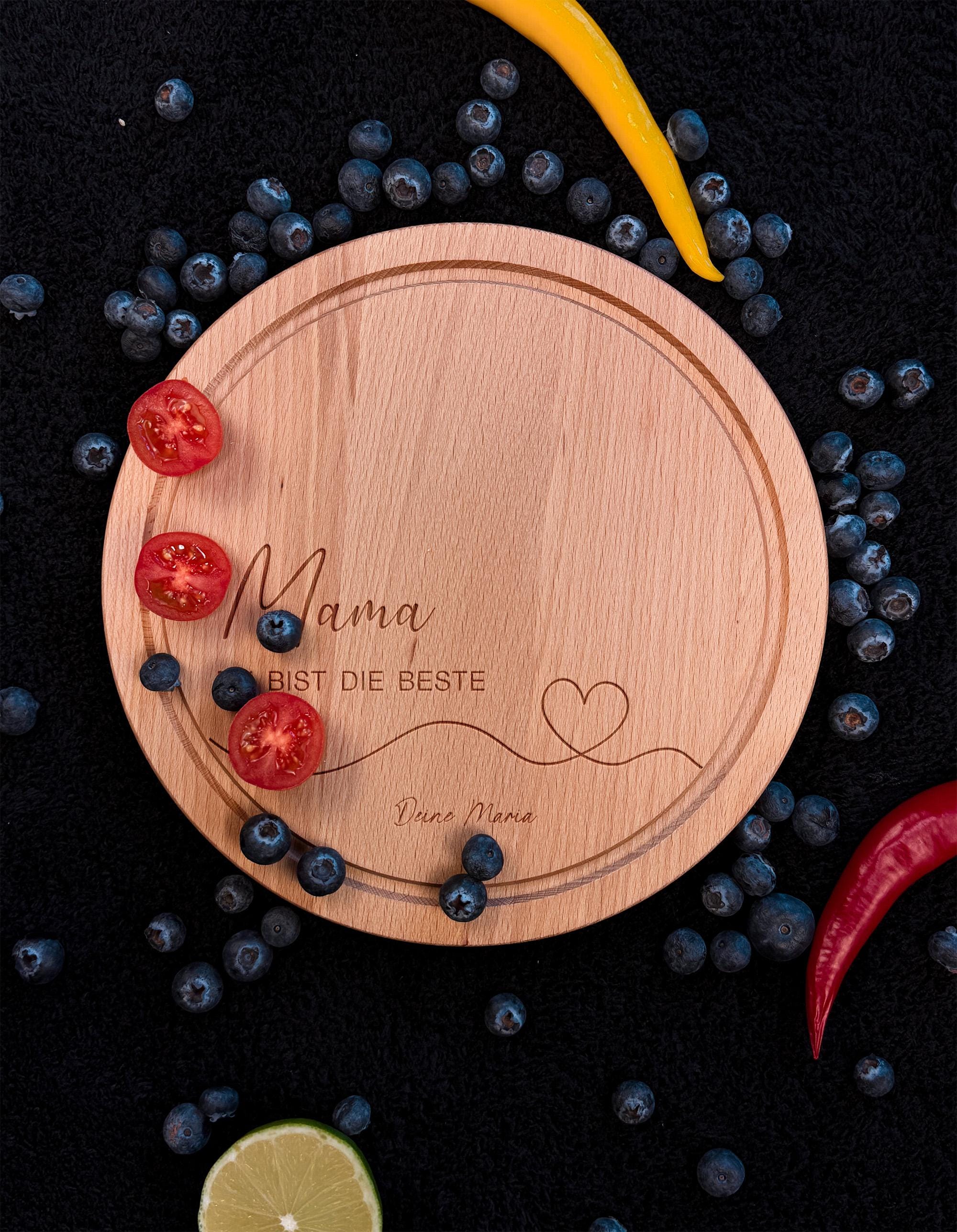 Handgefertigtes Schneidebrett aus Buche, langlebig und nachhaltig, perfekte Geschenkidee für Frauen und Männer, für Frühstück oder kleine Snacks, geölt, personalisierbar, ideal für die Küche oder als Tischdekoration.