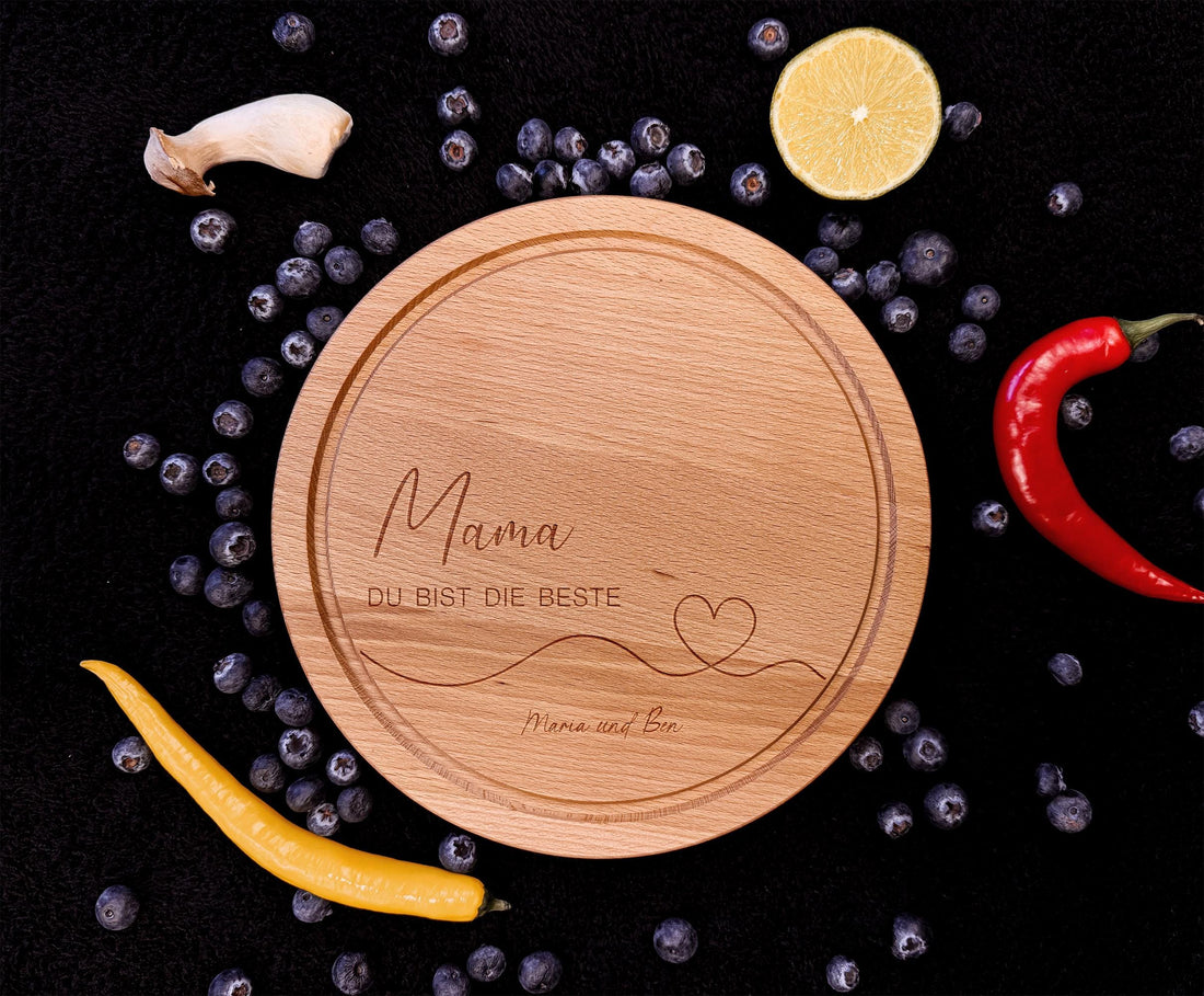 Ein personalisiertes Schneidebrett aus hochwertigem Holz für Mama mit individueller Gravur, perfekt als Muttertagsgeschenk oder Geburtstagsgeschenk, rundes Frühstücksbrettchen oder Brotzeitbrett, personalisierbar mit Namen, kurzer Botschaft oder liebevollem Spruch, stilvolles Geschenk für Oma, Mama oder Lieblingsmensch.