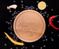 Ein personalisiertes Schneidebrett aus hochwertigem Holz für Mama mit individueller Gravur, perfekt als Muttertagsgeschenk oder Geburtstagsgeschenk, rundes Frühstücksbrettchen oder Brotzeitbrett, personalisierbar mit Namen, kurzer Botschaft oder liebevollem Spruch, stilvolles Geschenk für Oma, Mama oder Lieblingsmensch.