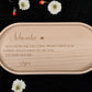 Buchenholz-Tablett in natürlicher Optik, ideal für das Servieren von Snacks oder als Geschenkidee für Mama, Schwester oder Freunde. Mit einer Behandlung aus Hartwachs ist das Tablett langlebig und pflegeleicht, perfekt für den täglichen Gebrauch.