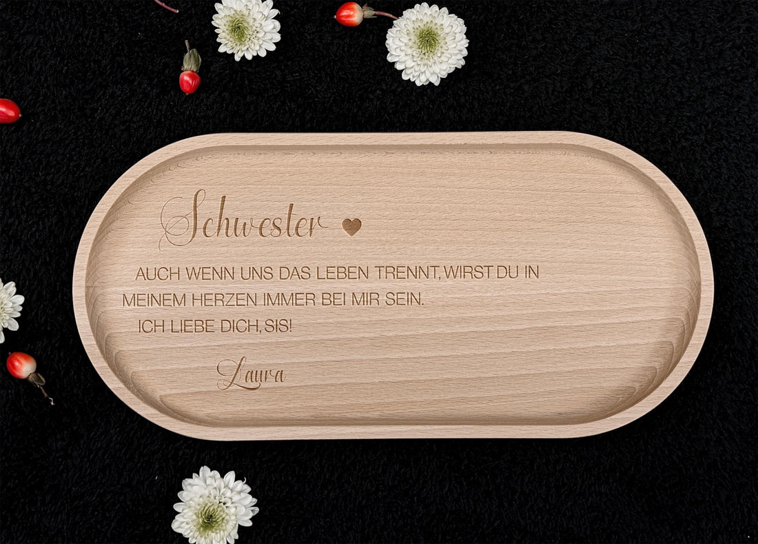 Buchenholz-Tablett in natürlicher Optik, ideal für das Servieren von Snacks oder als Geschenkidee für Mama, Schwester oder Freunde. Mit einer Behandlung aus Hartwachs ist das Tablett langlebig und pflegeleicht, perfekt für den täglichen Gebrauch.