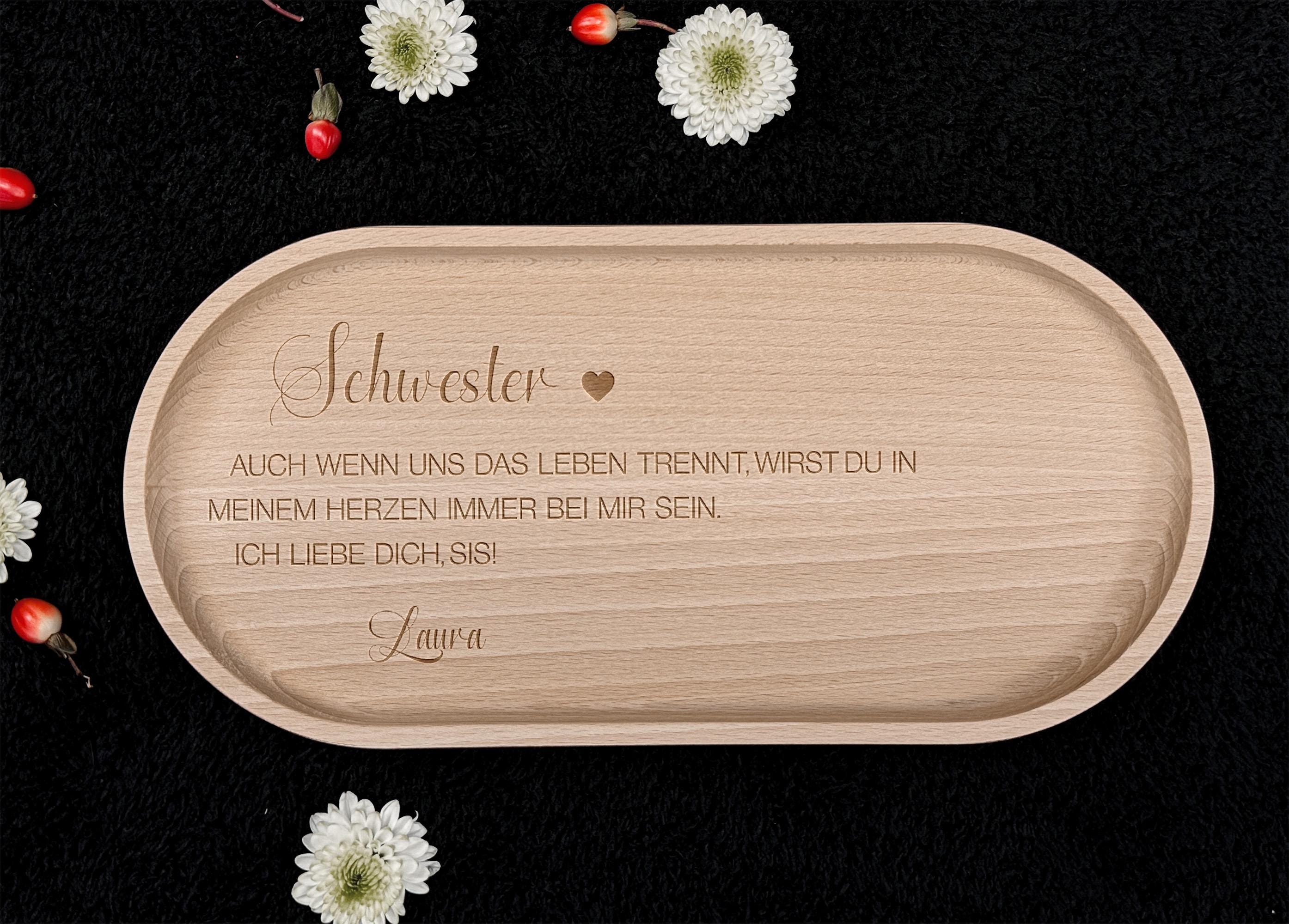 Buchenholz-Tablett in natürlicher Optik, ideal für das Servieren von Snacks oder als Geschenkidee für Mama, Schwester oder Freunde. Mit einer Behandlung aus Hartwachs ist das Tablett langlebig und pflegeleicht, perfekt für den täglichen Gebrauch.