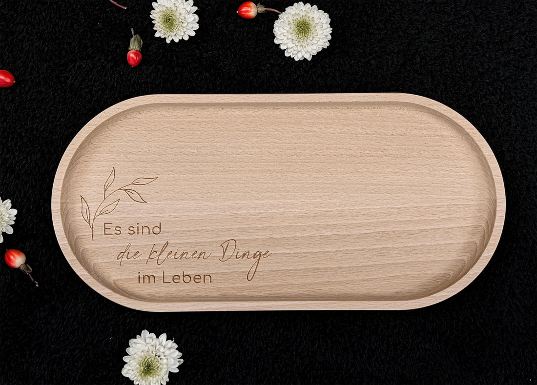 Buchenholz-Tablett in natürlicher Optik, ideal für das Servieren von Snacks oder als Geschenkidee für Mama, Schwester oder Freunde. Mit einer Behandlung aus Hartwachs ist das Tablett langlebig und pflegeleicht, perfekt für den täglichen Gebrauch.