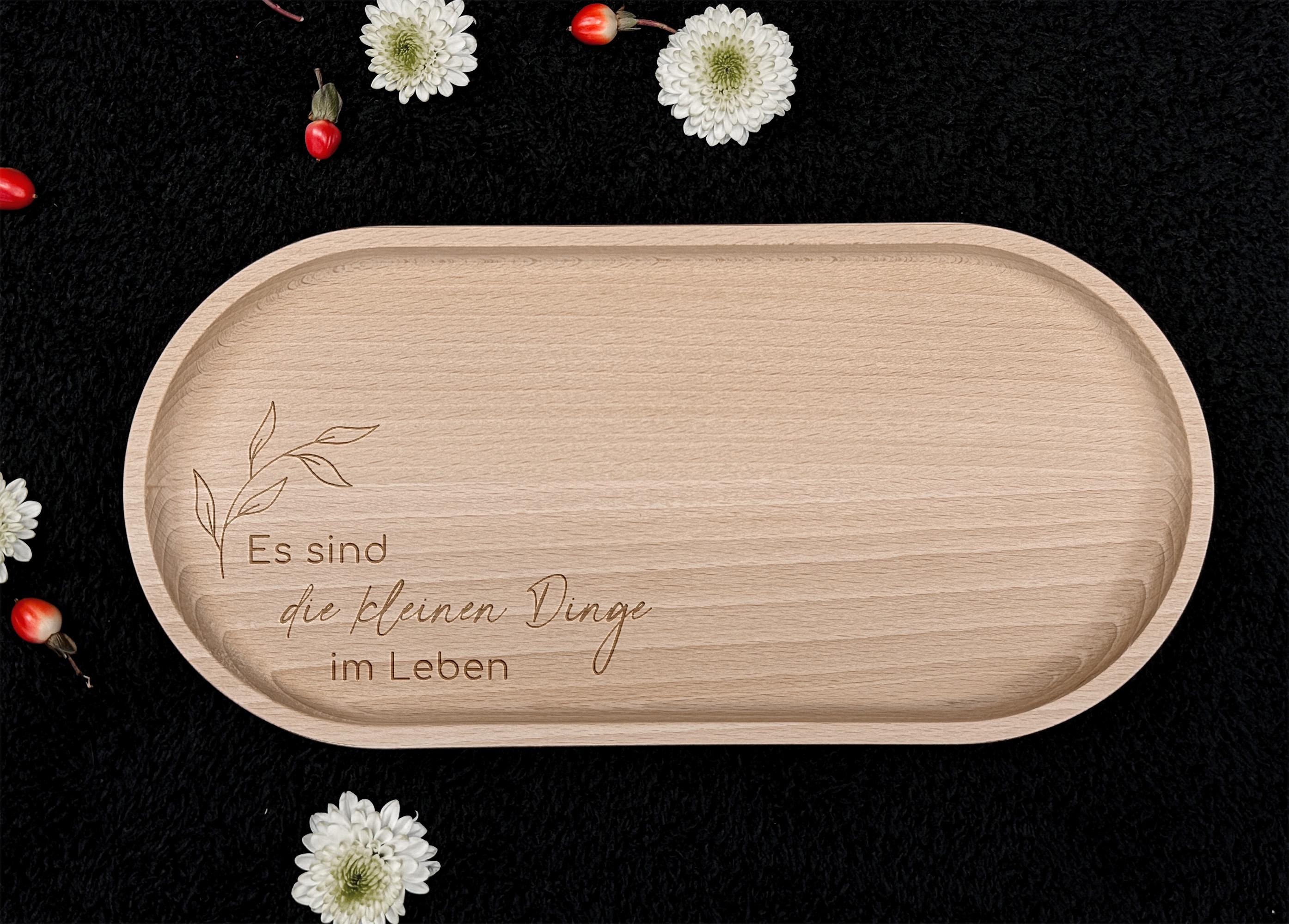 Buchenholz-Tablett in natürlicher Optik, ideal für das Servieren von Snacks oder als Geschenkidee für Mama, Schwester oder Freunde. Mit einer Behandlung aus Hartwachs ist das Tablett langlebig und pflegeleicht, perfekt für den täglichen Gebrauch.