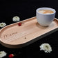 Elegantes und funktionelles Buchenholz-Tablett, das als personalisiertes Geschenk für deine Liebsten genutzt werden kann. Ideal für Frühstück, Snacks oder als dekoratives Element im Wohnzimmer. Das Hartwachs schützt das Holz und bewahrt seine Schönheit.