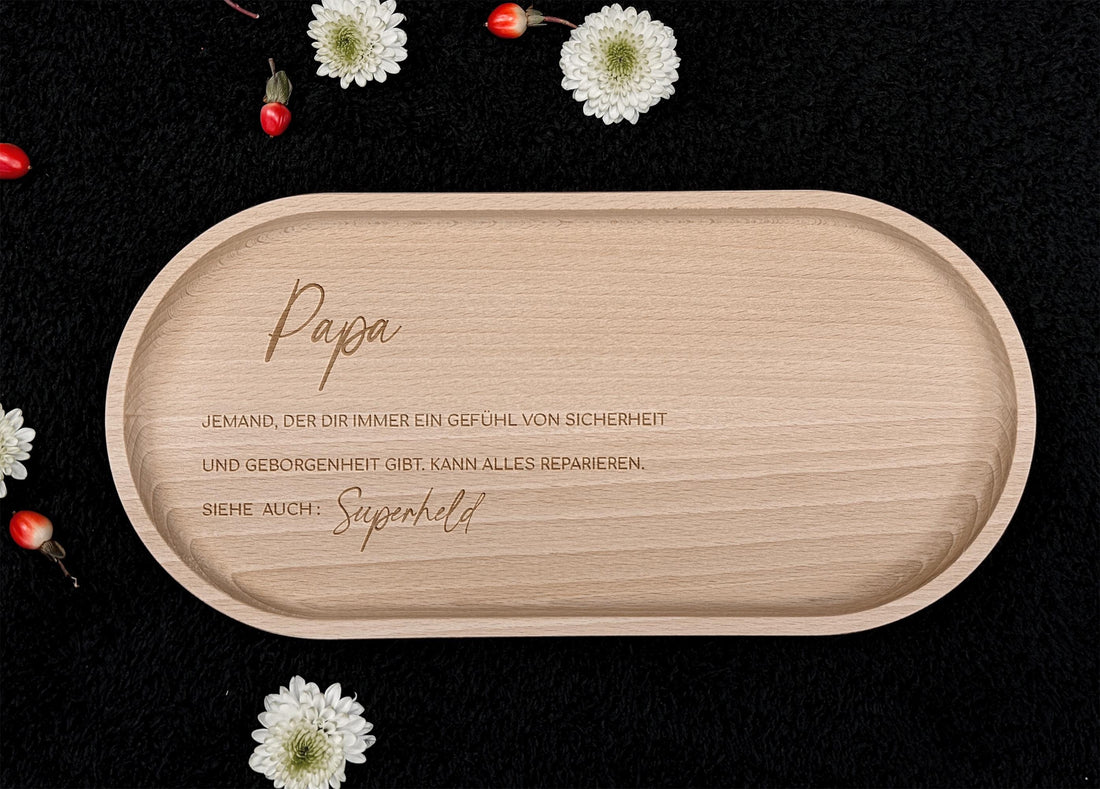 Ein handgefertigtes Buchenholz-Tablett mit Hartwachs-Beschichtung, das als personalisiertes Geschenk zu verschiedenen Anlässen wie Geburtstagsfeiern oder Ostern verwendet werden kann. Ideal für dekorative Zwecke und das Servieren kleiner Leckereien.