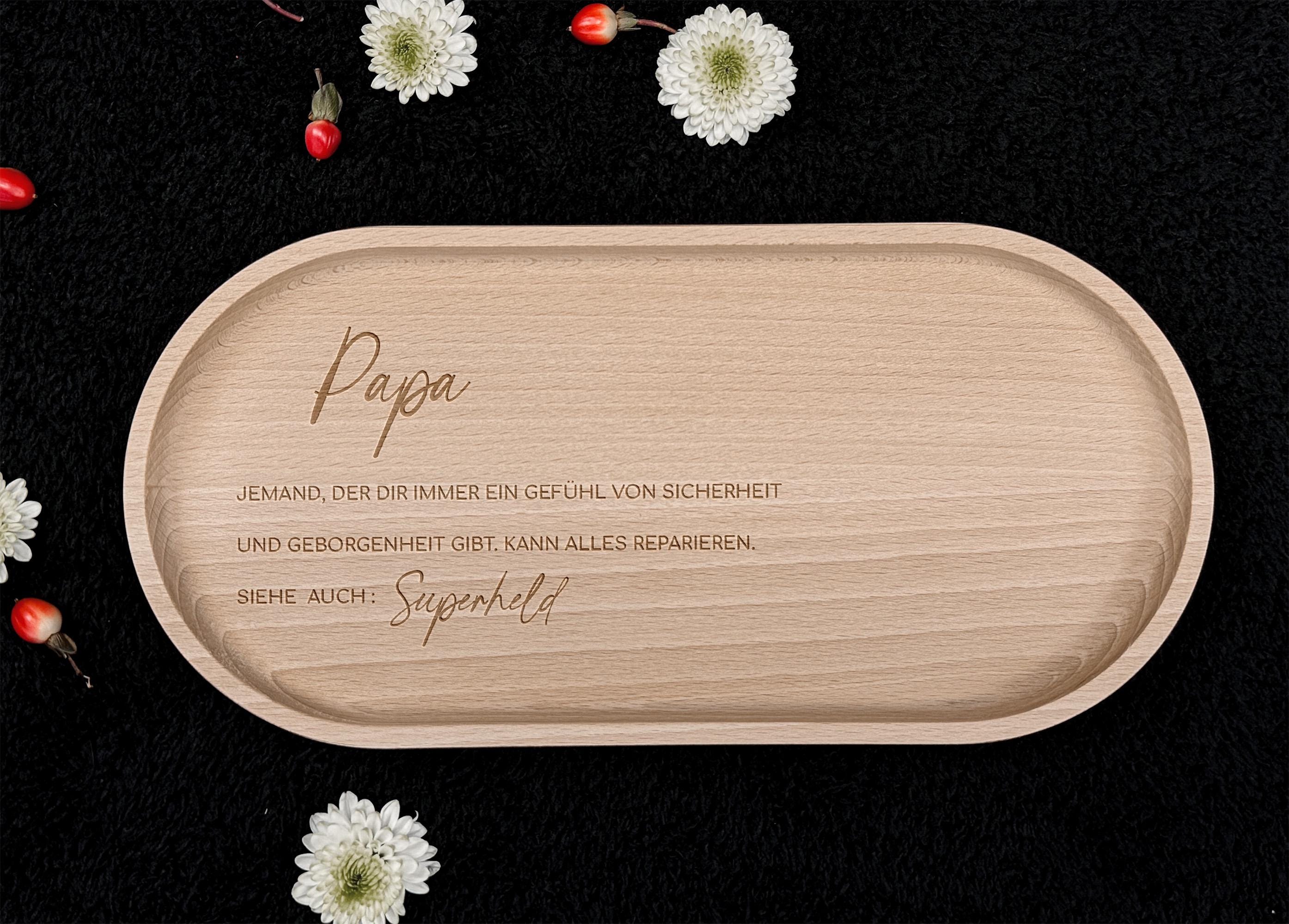 Ein handgefertigtes Buchenholz-Tablett mit Hartwachs-Beschichtung, das als personalisiertes Geschenk zu verschiedenen Anlässen wie Geburtstagsfeiern oder Ostern verwendet werden kann. Ideal für dekorative Zwecke und das Servieren kleiner Leckereien.