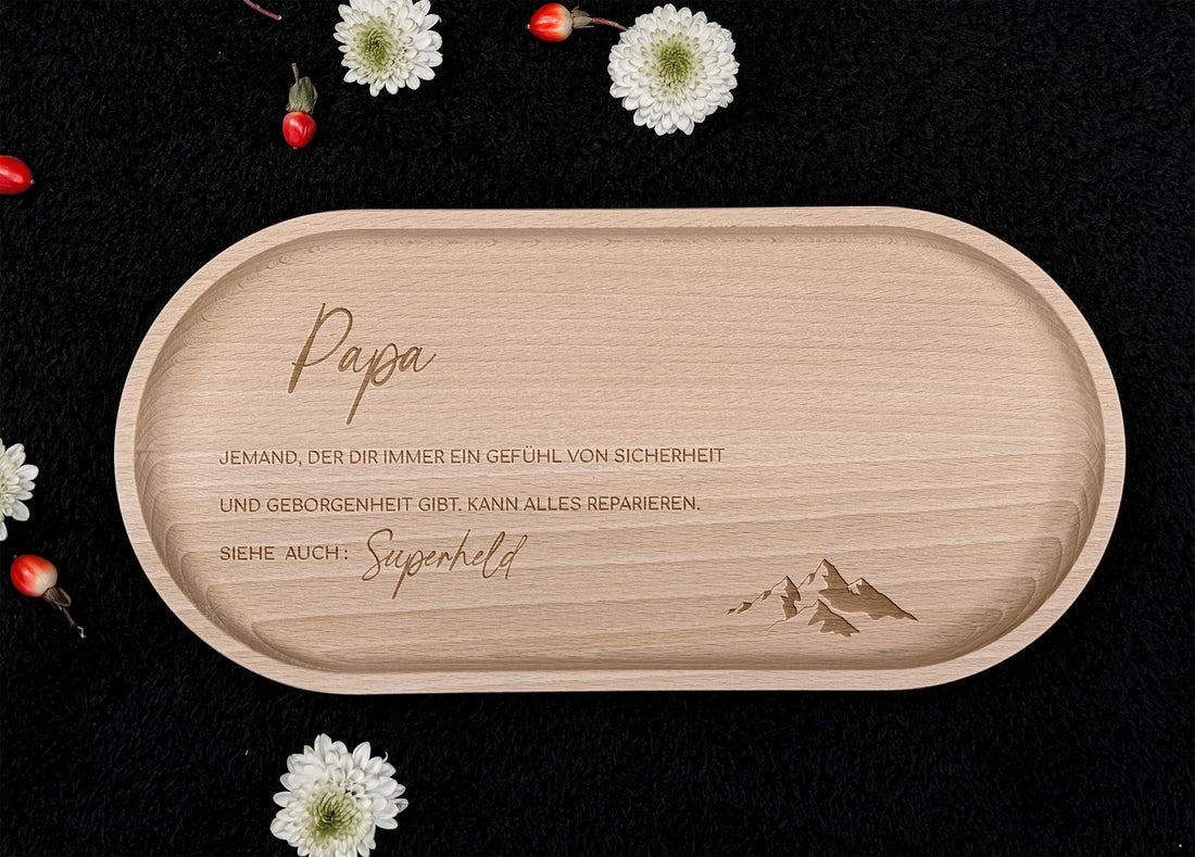 Buchenholz-Tablett in natürlicher Optik, ideal für das Servieren von Snacks oder als Geschenkidee für Papa, Opa oder Uropa. Mit einer Behandlung aus Hartwachs ist das Tablett langlebig und pflegeleicht, perfekt für den täglichen Gebrauch.