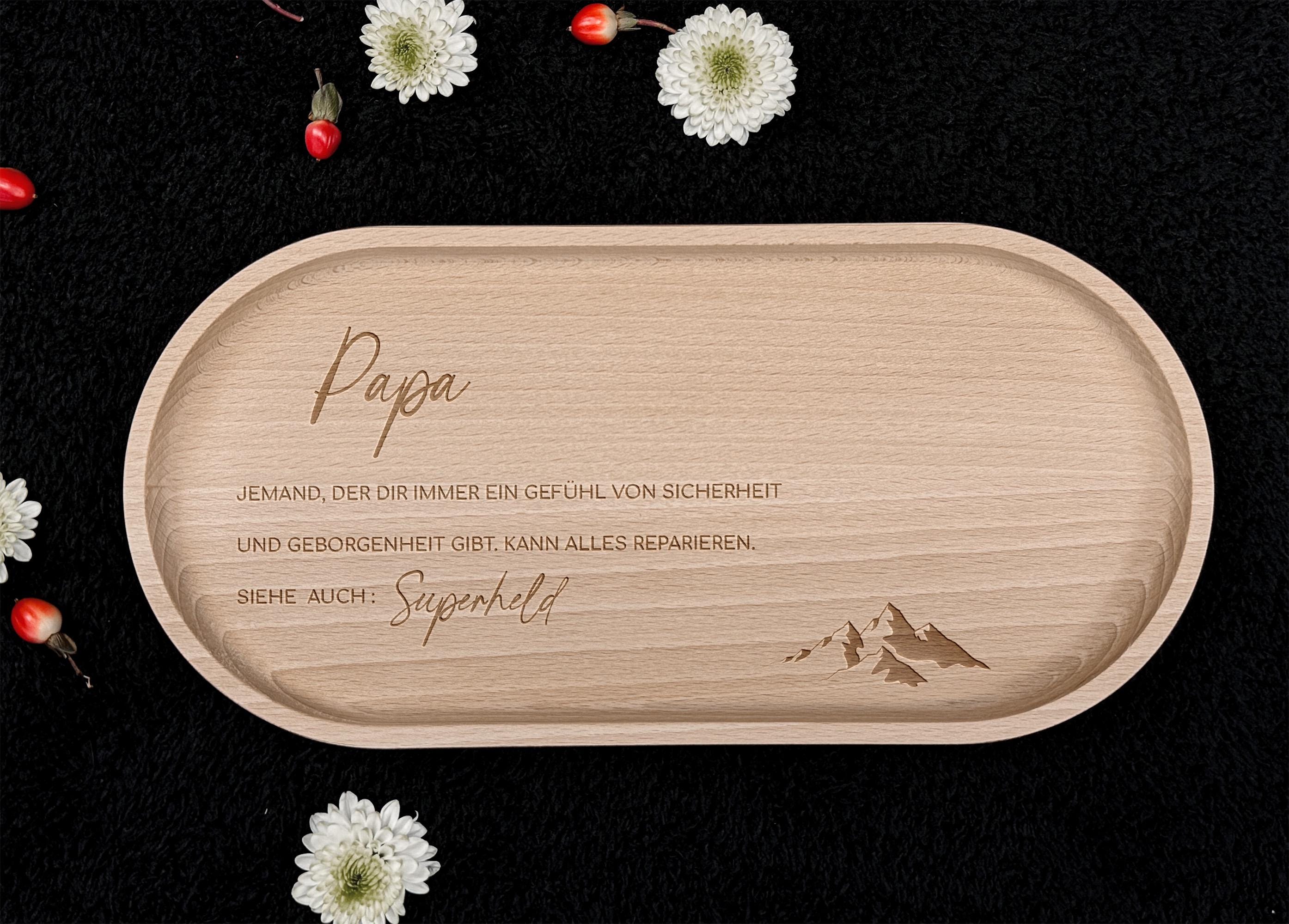 Buchenholz-Tablett in natürlicher Optik, ideal für das Servieren von Snacks oder als Geschenkidee für Papa, Opa oder Uropa. Mit einer Behandlung aus Hartwachs ist das Tablett langlebig und pflegeleicht, perfekt für den täglichen Gebrauch.