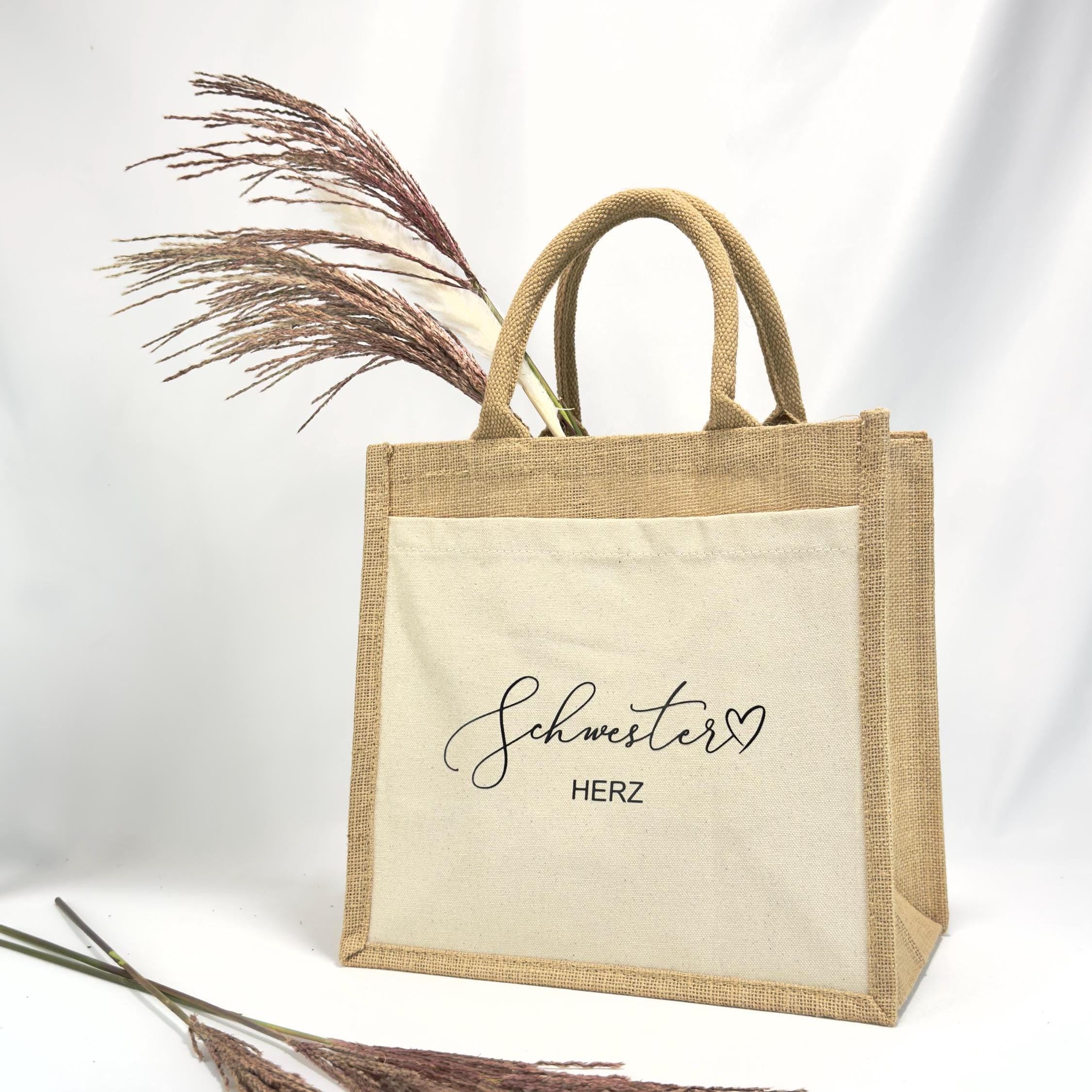 Diese Jutetasche mit dem Aufdruck „Schwesterherz“ ist das perfekte Geschenk für deine Schwester. Ob zum Geburtstag oder Weihnachten, sie ist stilvoll, nachhaltig und in verschiedenen Größen erhältlich – ideal für Alltag und Freundschaftsgeschenke.