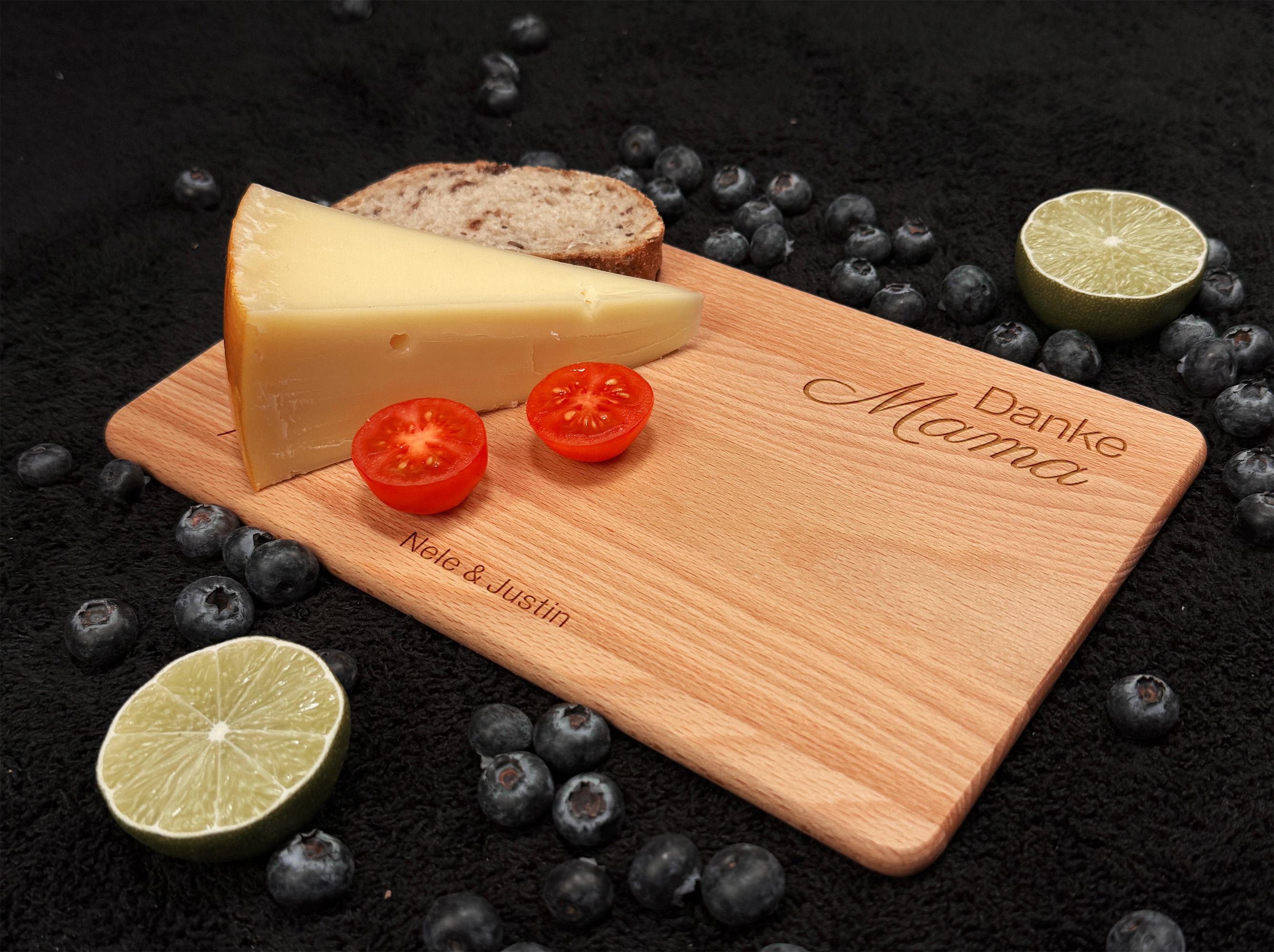 Naturbelassenes Holzbrett mit Gravur, wunderschön personalisierbar, robust und pflegeleicht, ideal als Frühstücksbrett für Mama, Papa, beste Freunde oder als stilvolle Küchendeko, Geschenk zu Geburtstag oder Jubiläum.