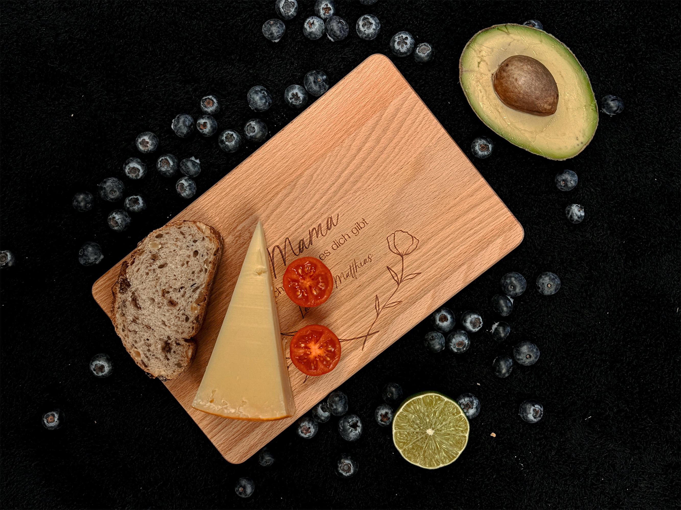 Individuell graviertes Frühstücksbrett aus Buche, perfekt als Geschenk für Mama, Papa, Geschwister oder beste Freunde, langlebig und dekorativ, für jede Mahlzeit einsetzbar, handgefertigt und nachhaltig geölt.