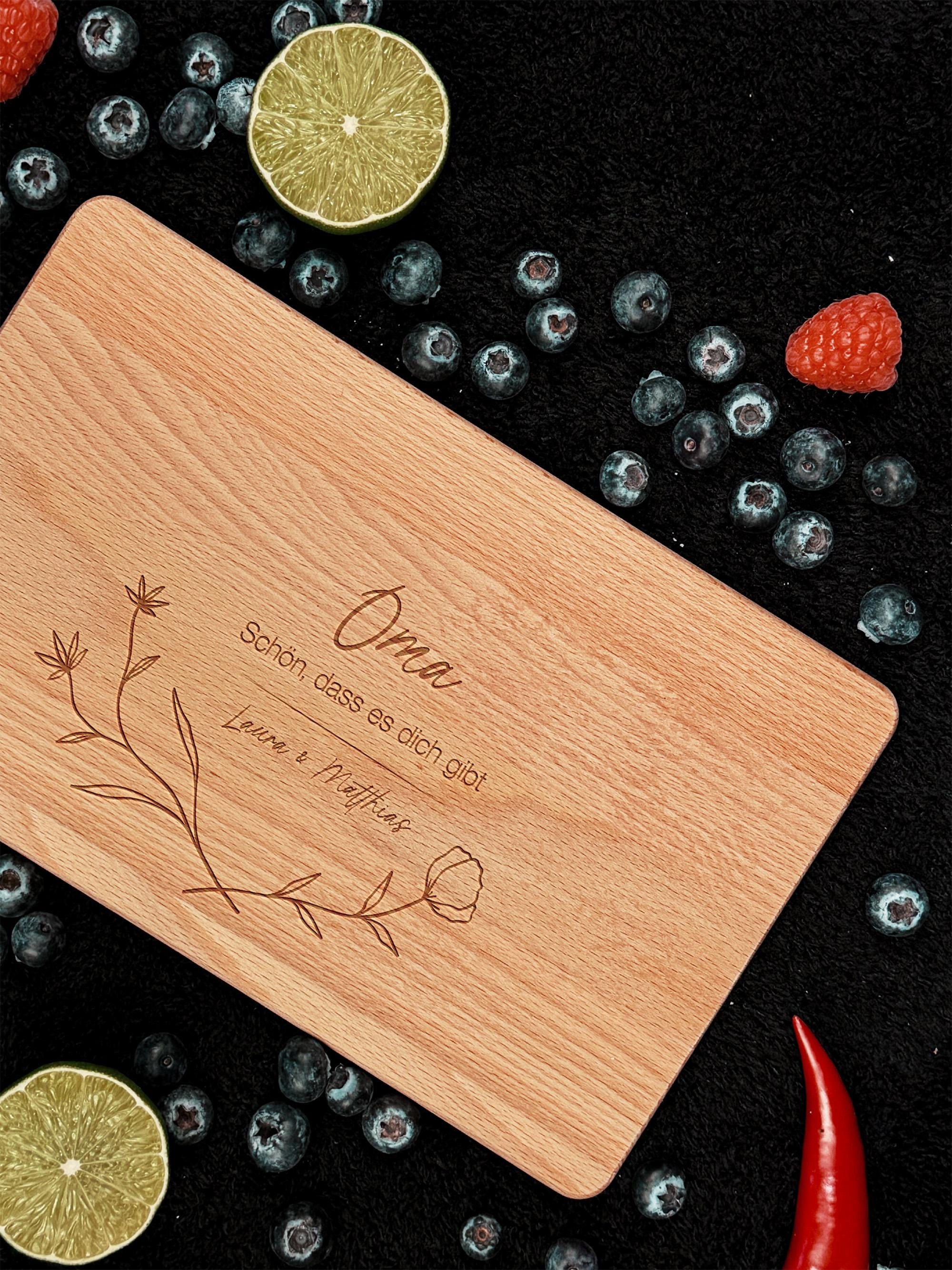 Frühstücksbrett personalisiert für Oma aus robustem Holz, rundes Servierbrett mit individueller Gravur, gravierbar mit Namen oder liebevollem Spruch, ideal als Geburtstagsgeschenk, Muttertagsgeschenk oder kleine Aufmerksamkeit, dekorativ und praktisch für Küche und Frühstück, Brotzeit, Obst oder Snacks, persönliche und einzigartige Geschenkidee für Großeltern, stilvoll und hochwertig verarbeitet.
