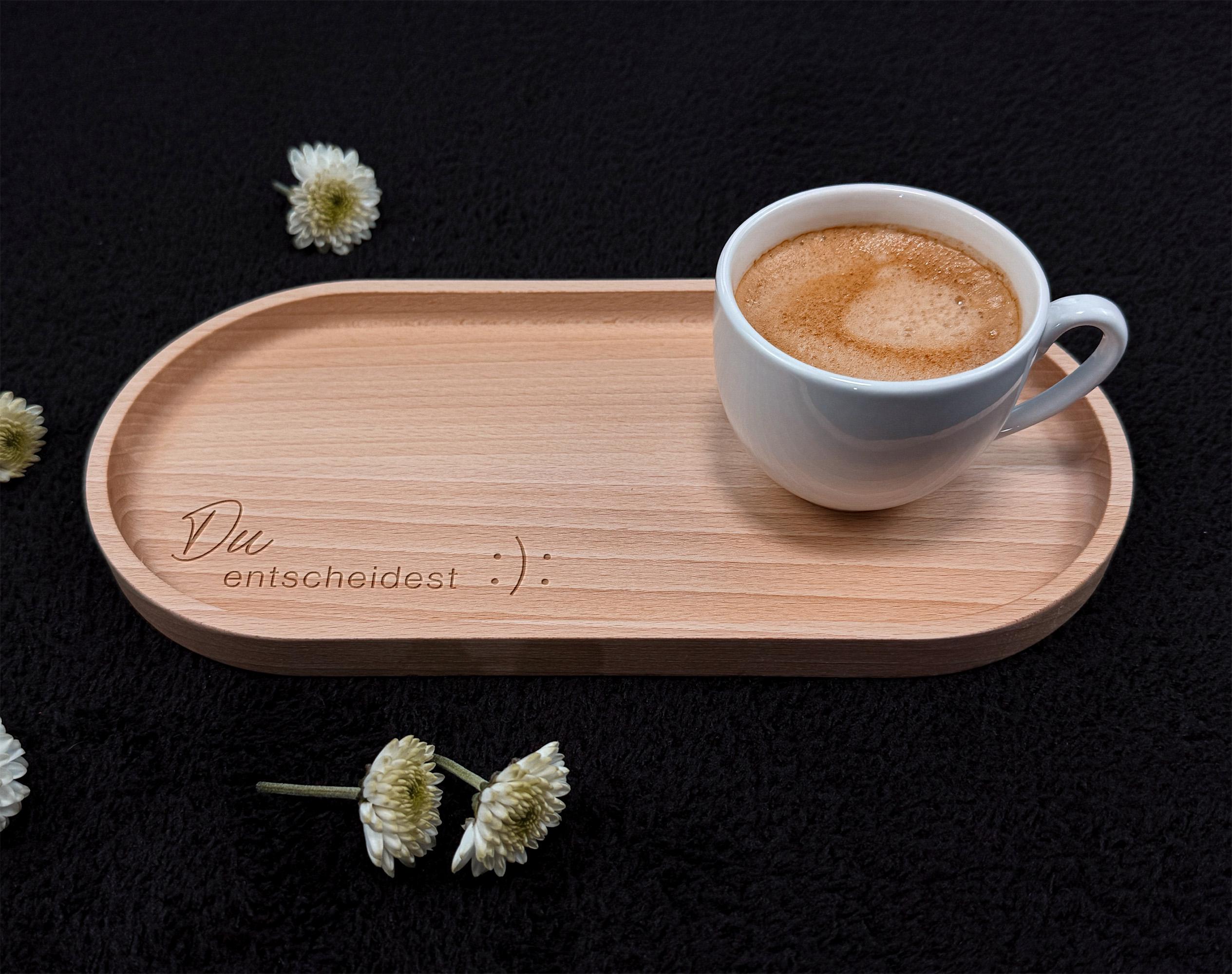 Ein handgefertigtes Buchenholz-Tablett mit Hartwachs-Beschichtung, das als personalisiertes Geschenk zu verschiedenen Anlässen wie Geburtstagsfeiern oder Ostern verwendet werden kann. Ideal für dekorative Zwecke und das Servieren kleiner Leckereien.