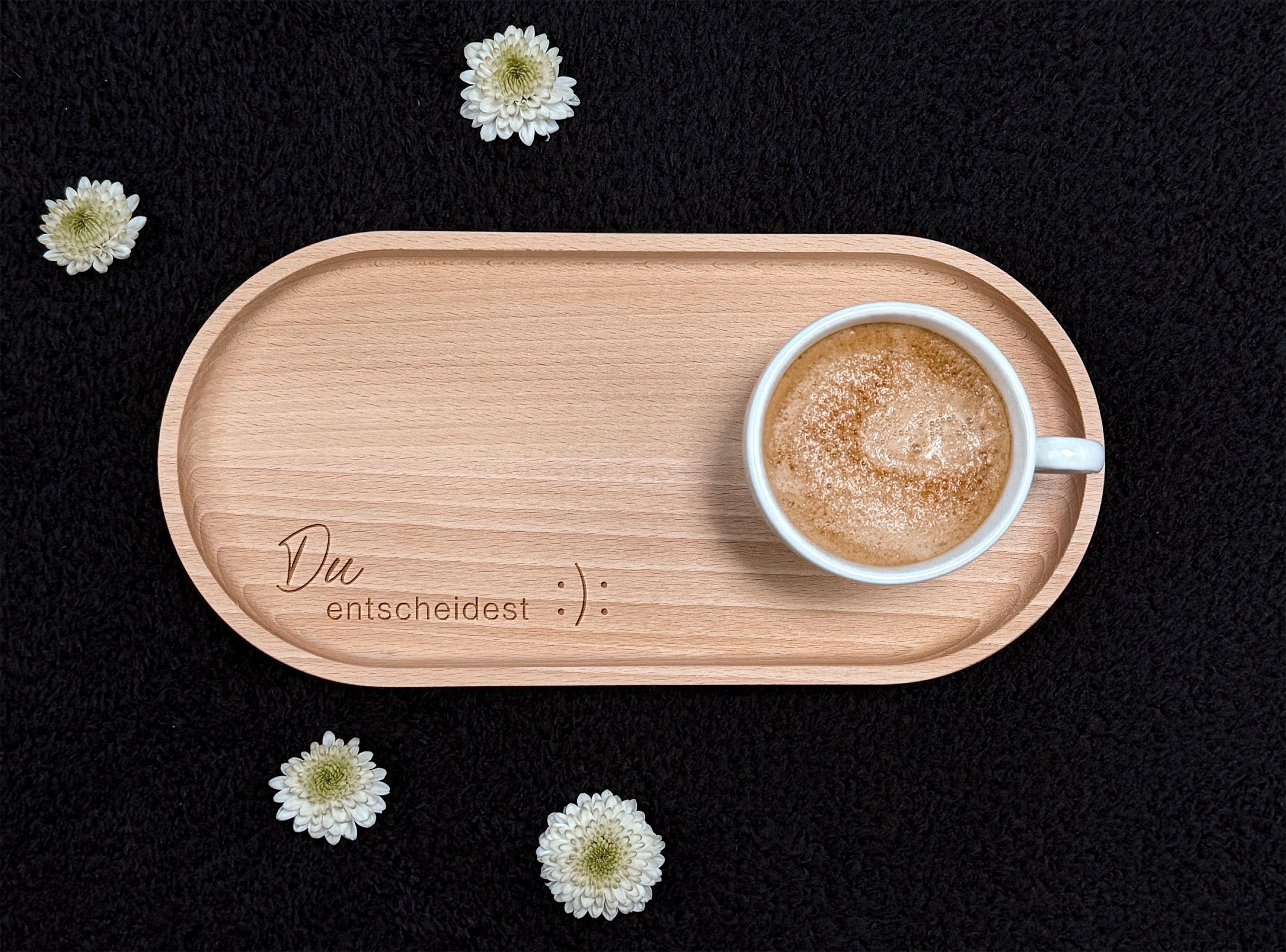 Elegantes und funktionelles Buchenholz-Tablett, das als personalisiertes Geschenk für deine Liebsten genutzt werden kann. Ideal für Frühstück, Snacks oder als dekoratives Element im Wohnzimmer. Das Hartwachs schützt das Holz und bewahrt seine Schönheit.