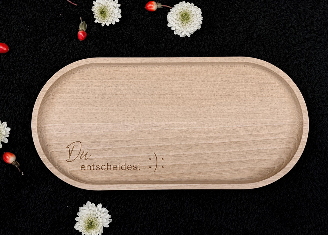 Buchenholz-Tablett in natürlicher Optik, ideal für das Servieren von Snacks oder als Geschenkidee für Mama, Schwester oder Freunde. Mit einer Behandlung aus Hartwachs ist das Tablett langlebig und pflegeleicht, perfekt für den täglichen Gebrauch.